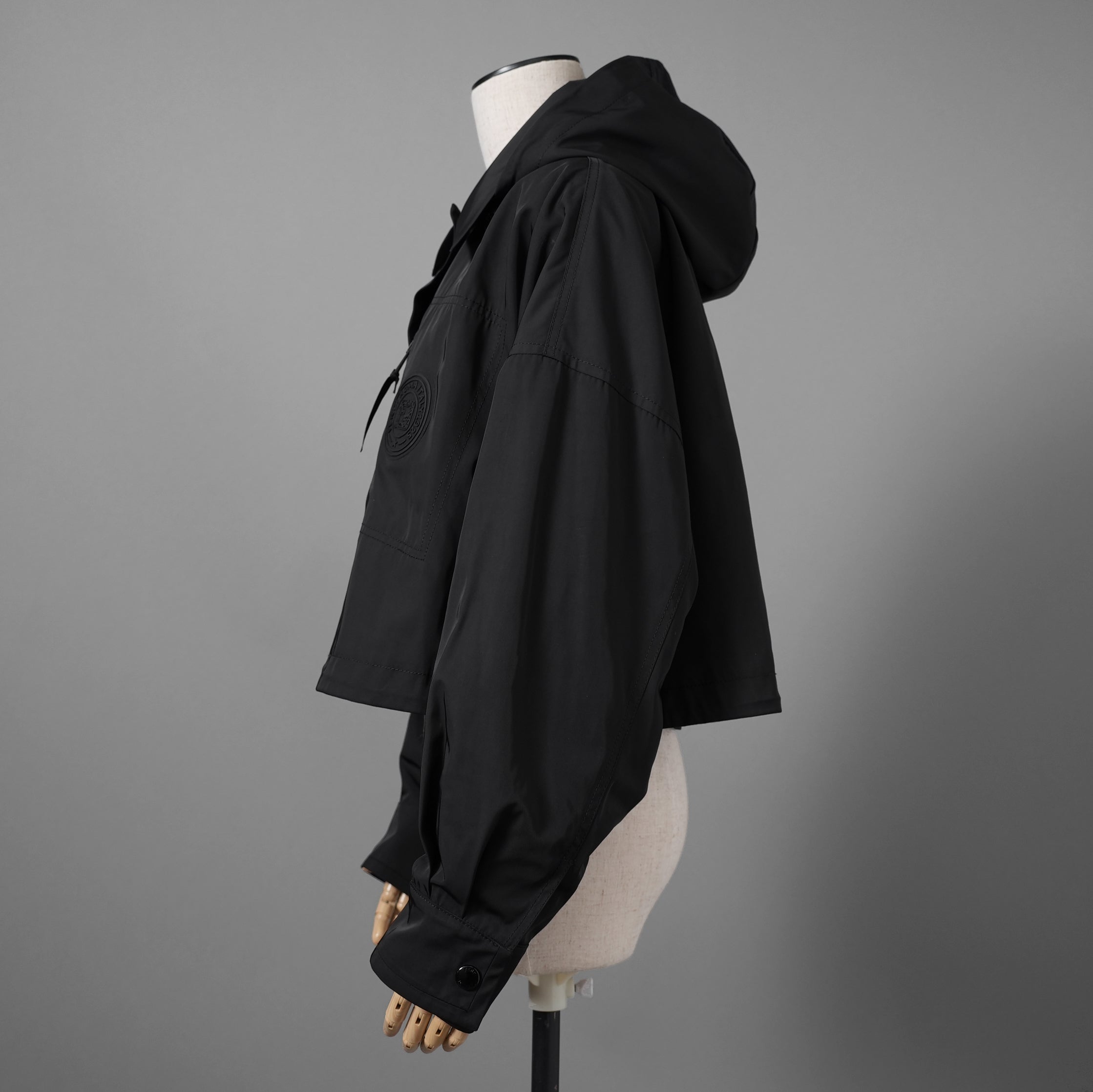 FENDIフェンディ / 20AW クロップド丈 ナイロン ウィンドブレーカー / FAA490 ADHQ / size M (BLACK) レディース