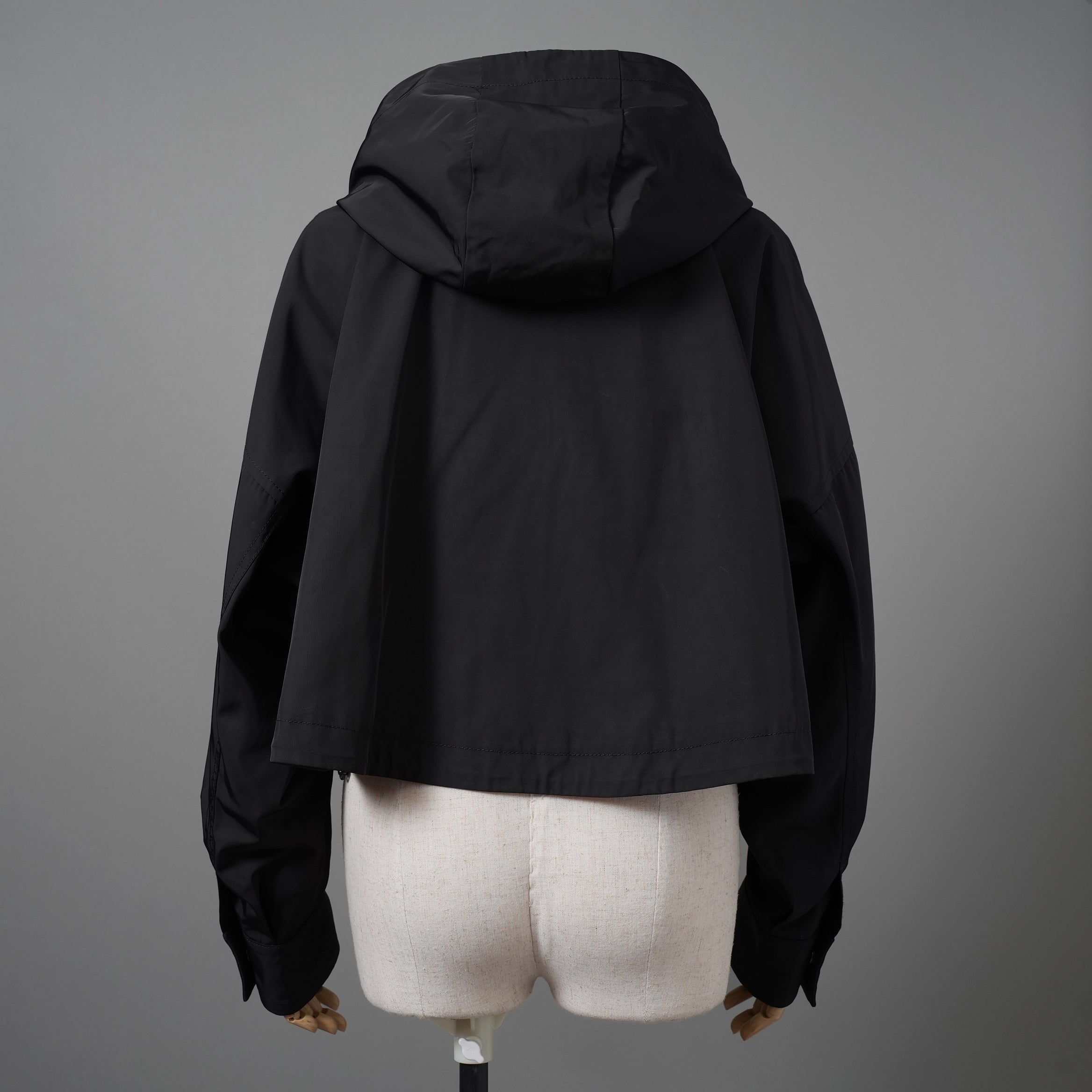 FENDIフェンディ / 20AW クロップド丈 ナイロン ウィンドブレーカー / FAA490 ADHQ / size M (BLACK) レディース