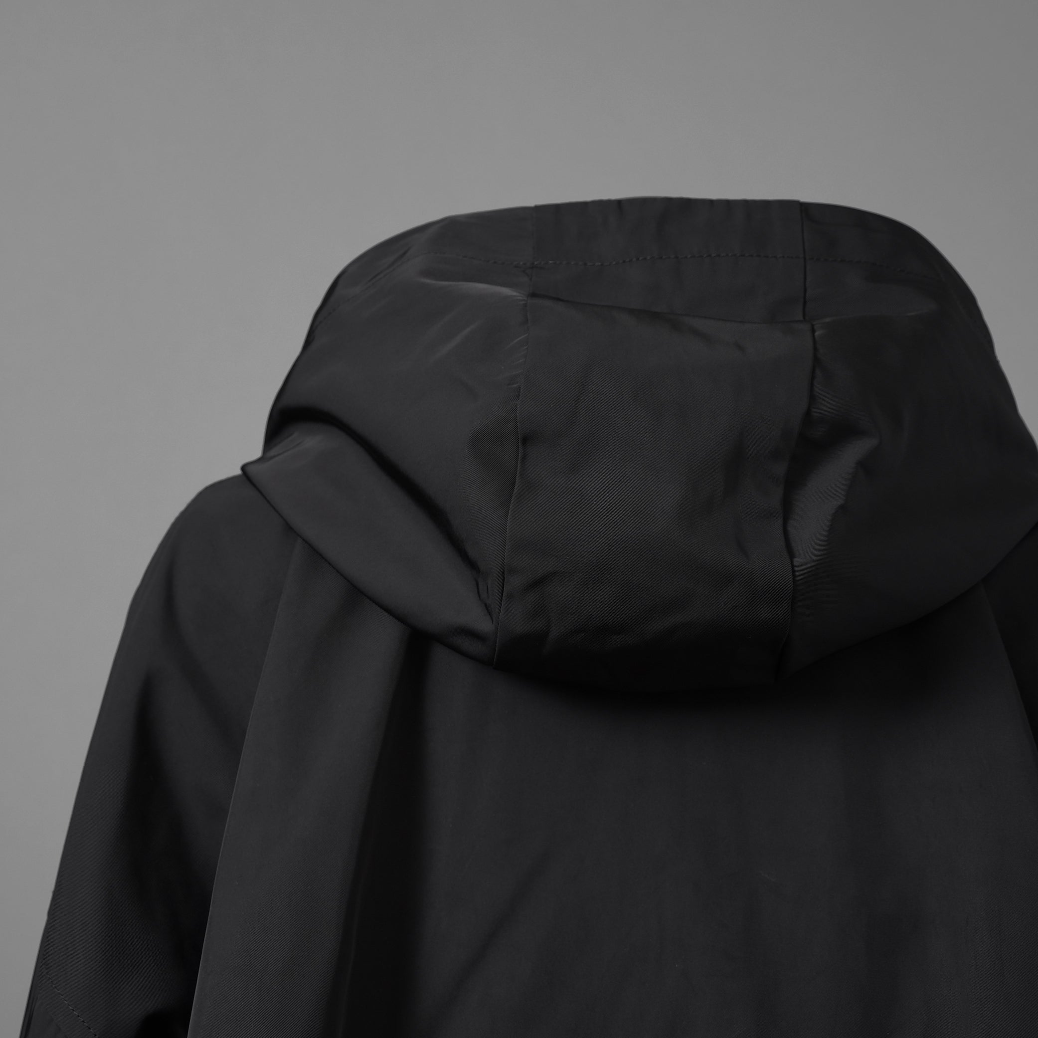 FENDIフェンディ / 20AW クロップド丈 ナイロン ウィンドブレーカー / FAA490 ADHQ / size M (BLACK) レディース