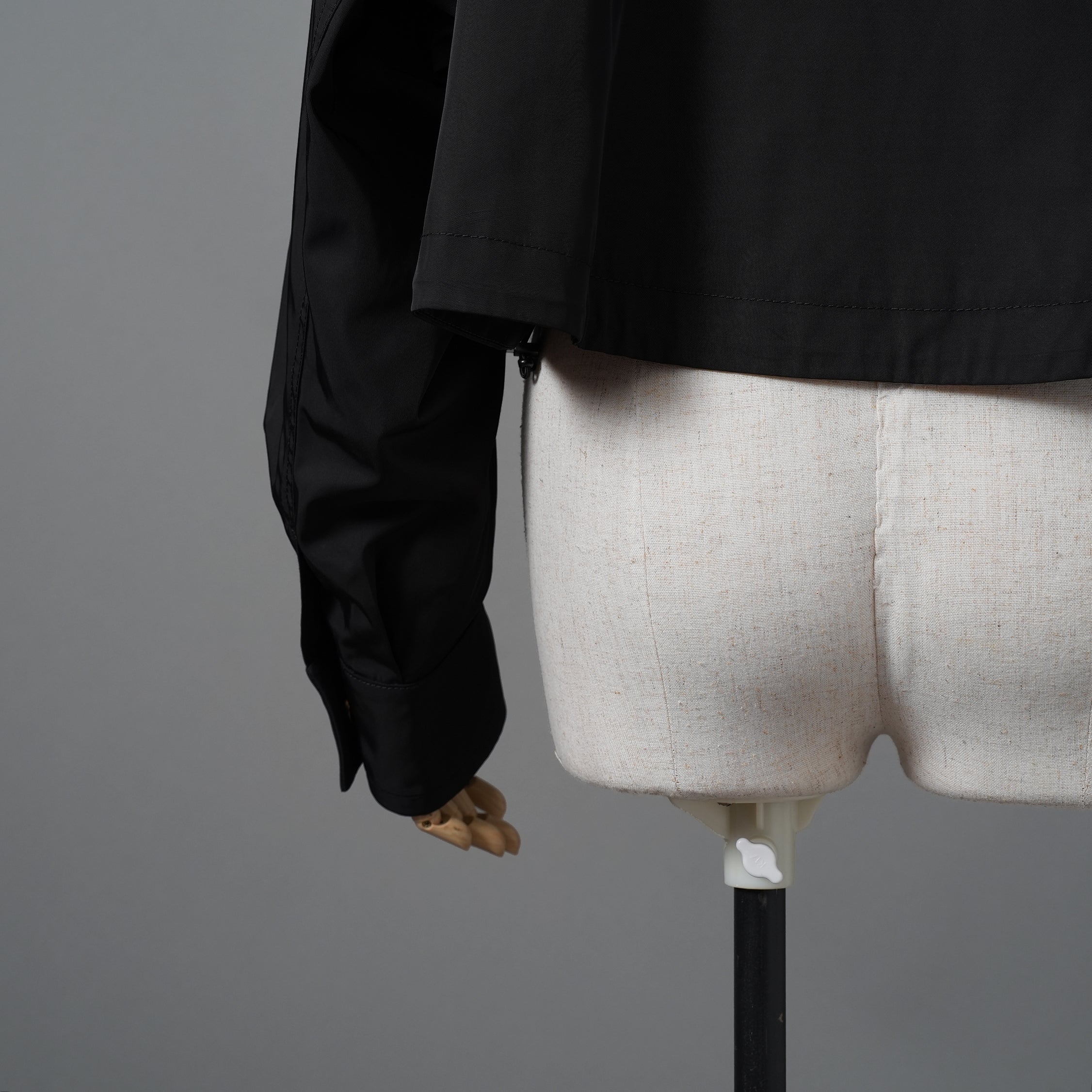 FENDIフェンディ / 20AW クロップド丈 ナイロン ウィンドブレーカー / FAA490 ADHQ / size M (BLACK) レディース