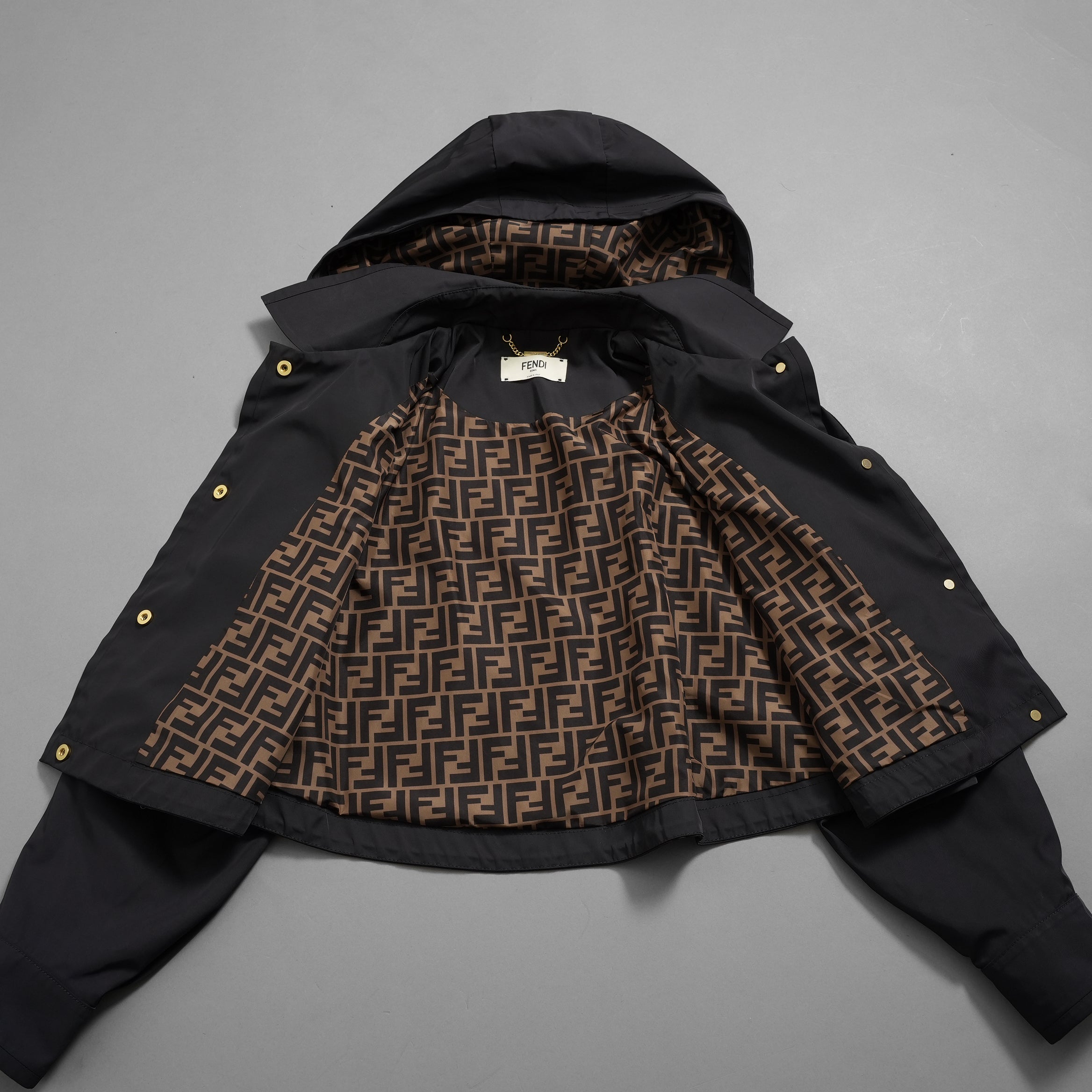 FENDIフェンディ / 20AW クロップド丈 ナイロン ウィンドブレーカー / FAA490 ADHQ / size M (BLACK) レディース