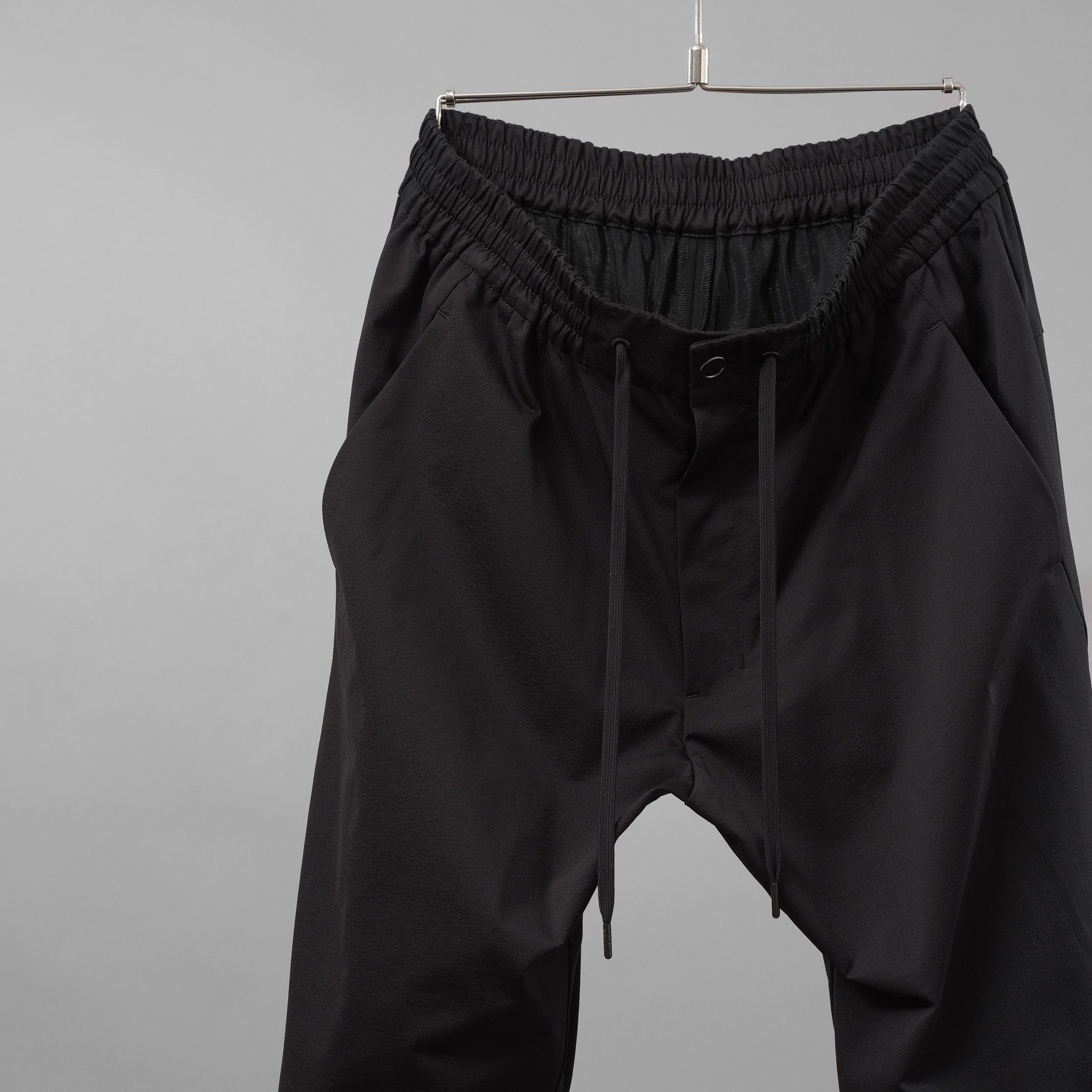 DEVOA デヴォア / 美品 24SS Slim pants water repellent polyester 4WAY ストレッチ 撥水 スリム パンツ / PTE-TBKS / size 2 (BLACK)
