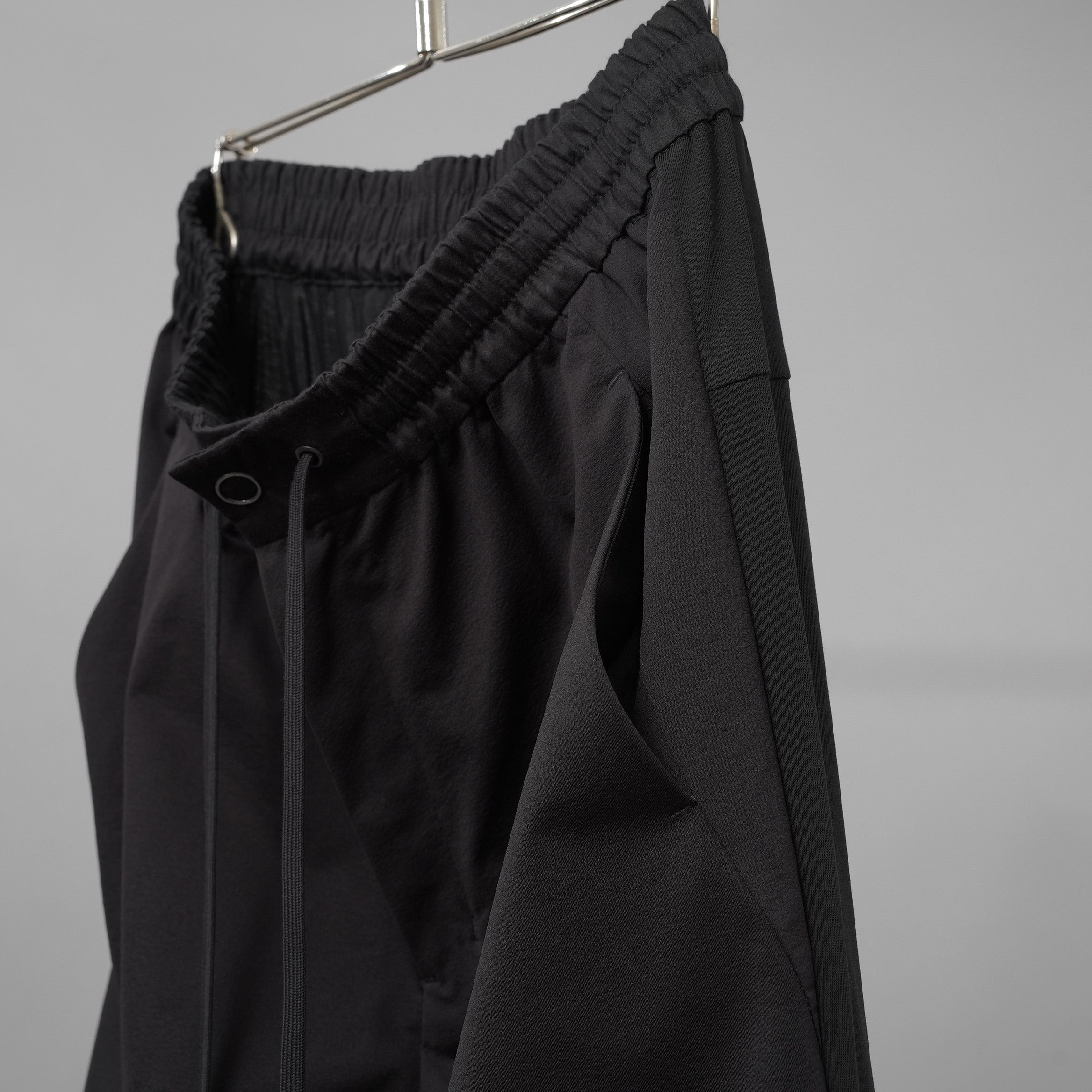 DEVOA デヴォア / 美品 24SS Slim pants water repellent polyester 4WAY ストレッチ 撥水 スリム パンツ / PTE-TBKS / size 2 (BLACK)