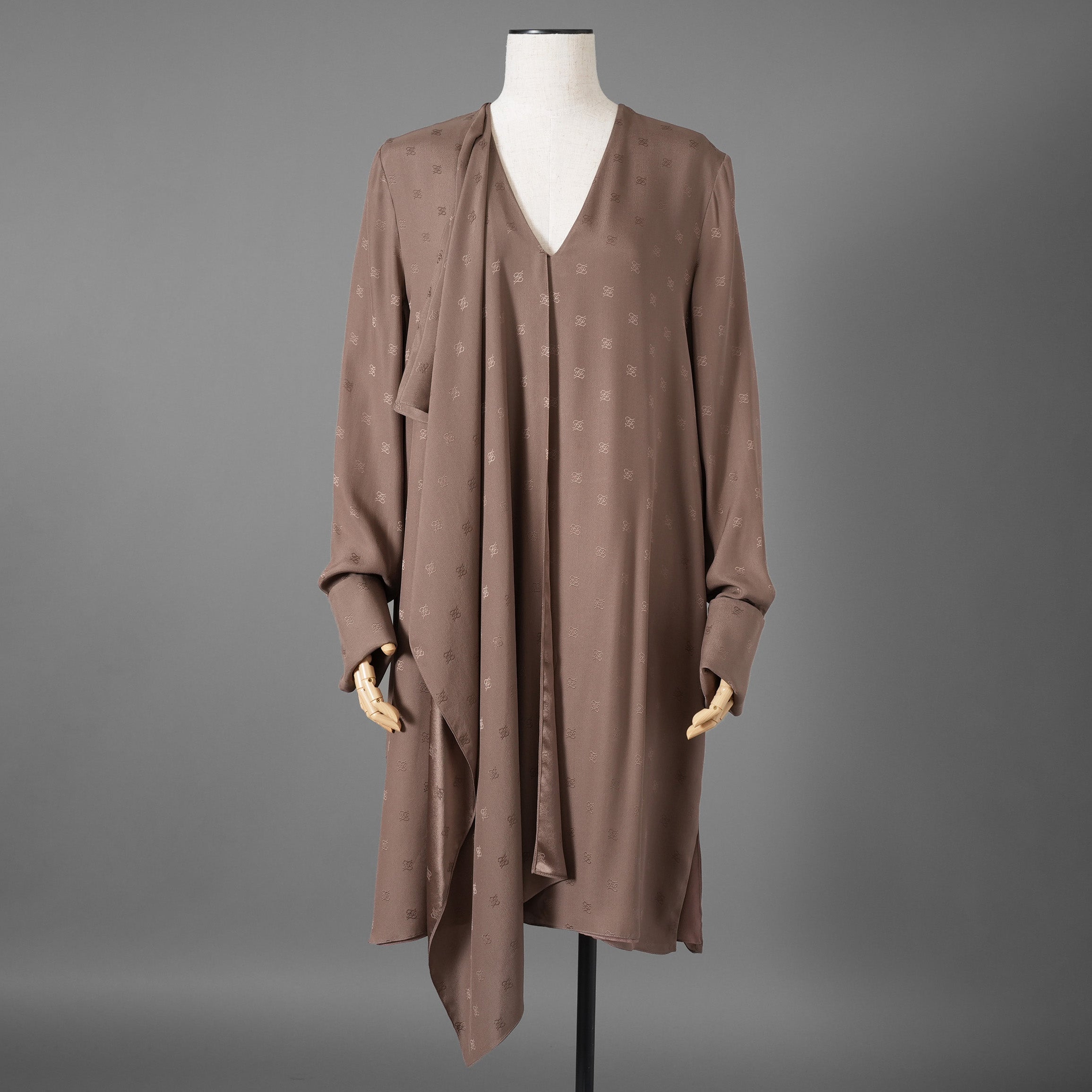 FENDIフェンディ / 21AW 美品 川口春奈 着用  シルク カリグラフィ ワンピース / オーロック カフス / ミニドレス / FDB919AGUB / size 40 (BROWN) レディース
