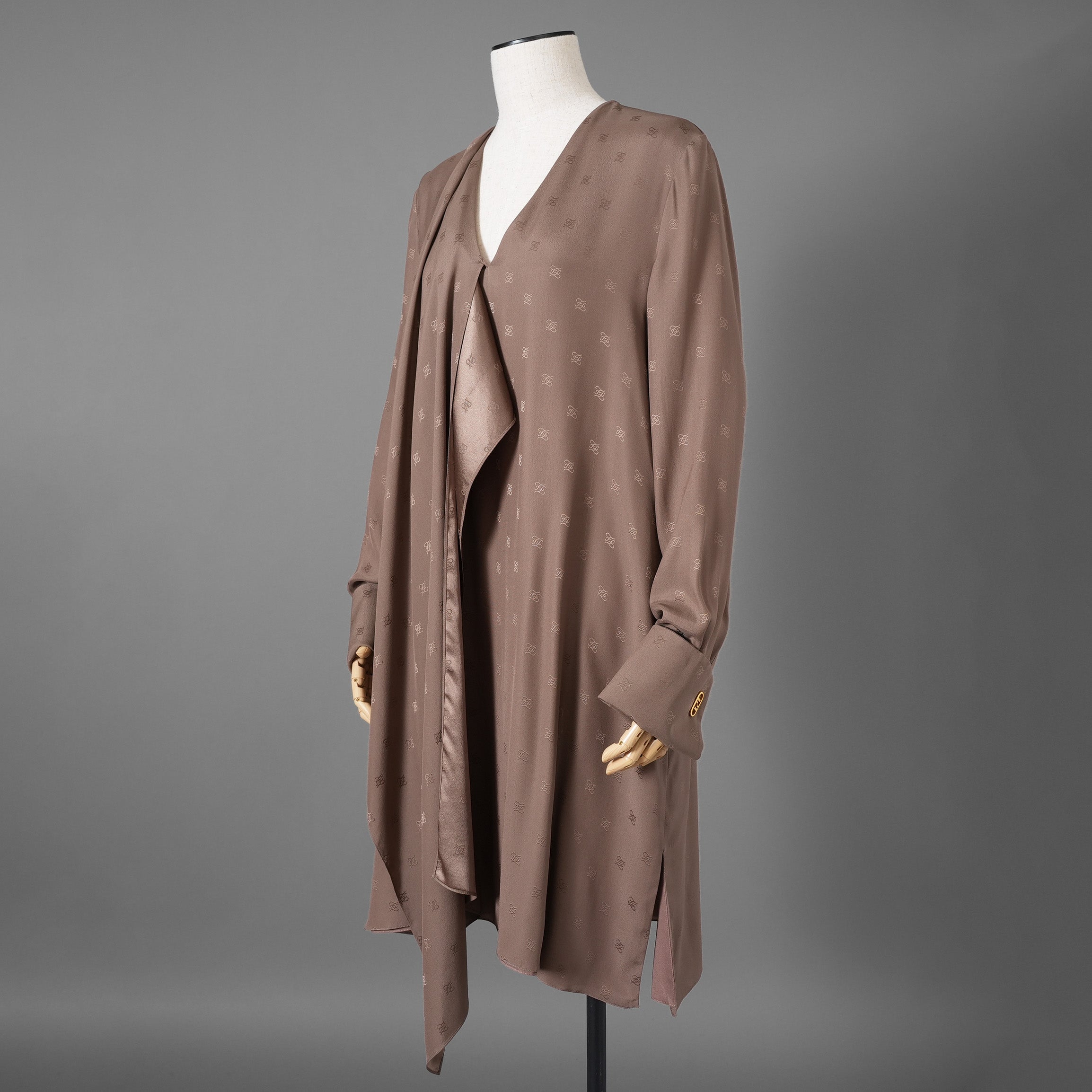 FENDIフェンディ / 21AW 美品 川口春奈 着用  シルク カリグラフィ ワンピース / オーロック カフス / ミニドレス / FDB919AGUB / size 40 (BROWN) レディース