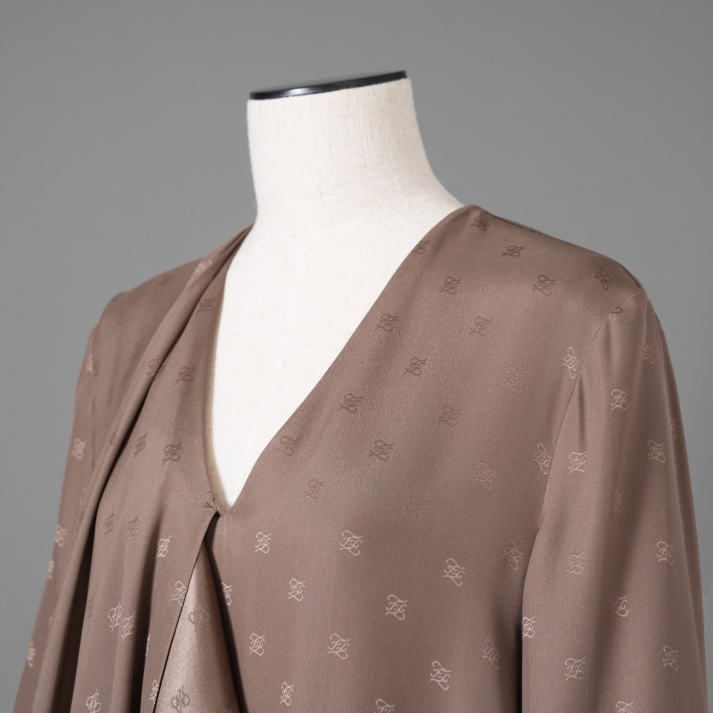 FENDIフェンディ / 21AW 美品 川口春奈 着用  シルク カリグラフィ ワンピース / オーロック カフス / ミニドレス / FDB919AGUB / size 40 (BROWN) レディース