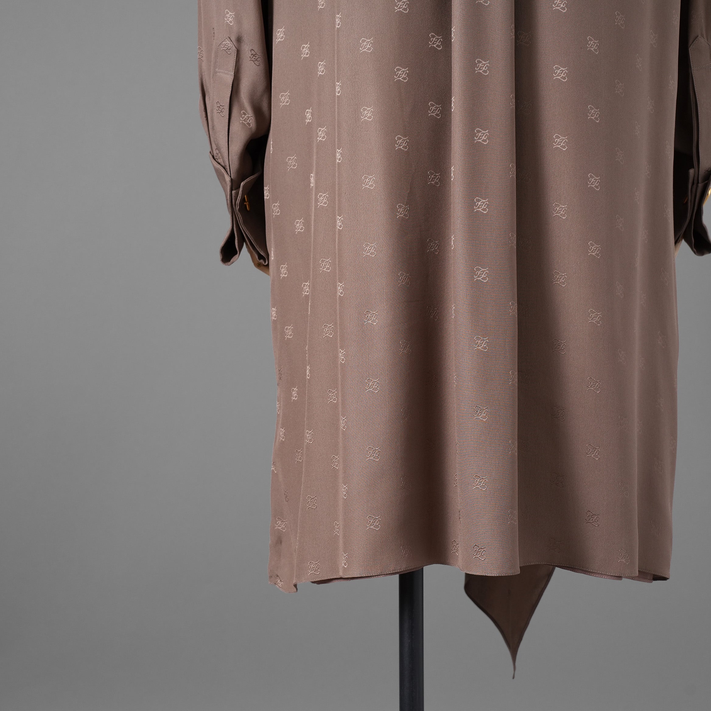 FENDIフェンディ / 21AW 美品 川口春奈 着用  シルク カリグラフィ ワンピース / オーロック カフス / ミニドレス / FDB919AGUB / size 40 (BROWN) レディース
