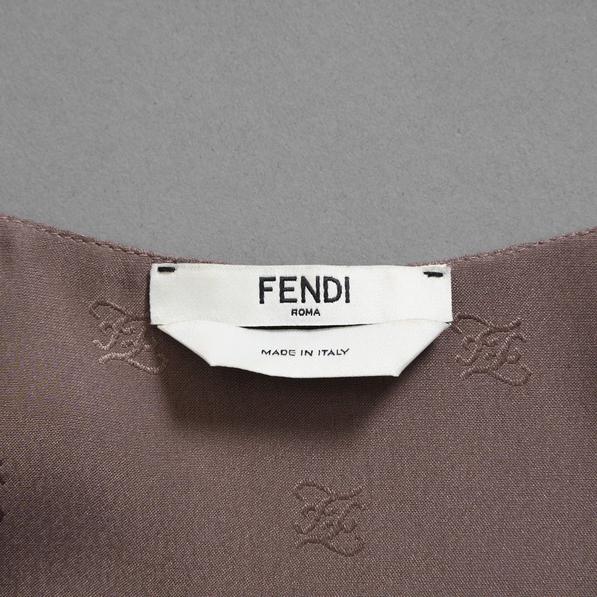 FENDIフェンディ / 21AW 美品 川口春奈 着用  シルク カリグラフィ ワンピース / オーロック カフス / ミニドレス / FDB919AGUB / size 40 (BROWN) レディース