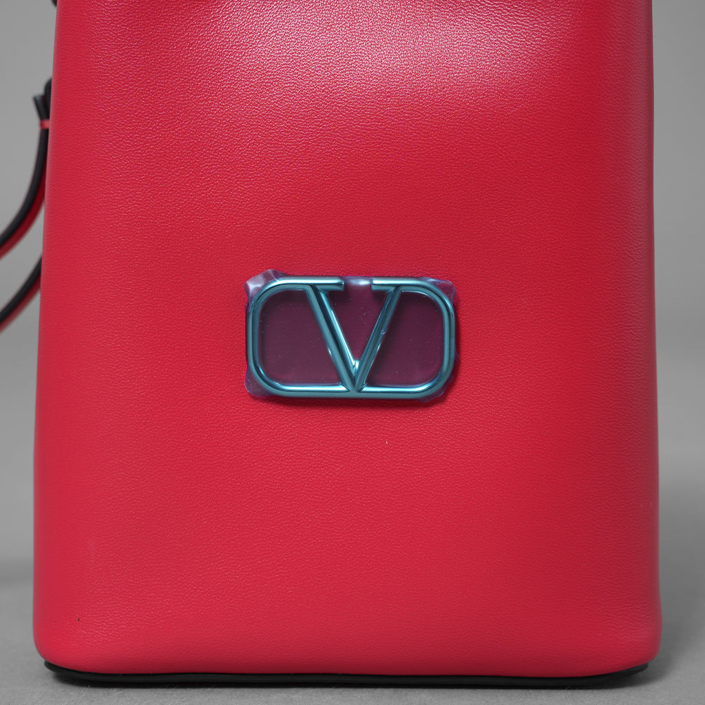 新品 VALENTINO GARAVANI ヴァレンティノ ガラヴァーニ / 22 Vロゴ シグネチャー カーフスキン ミニ  バケットバッグ 巾着バッグ / RED レディース 352177-izm