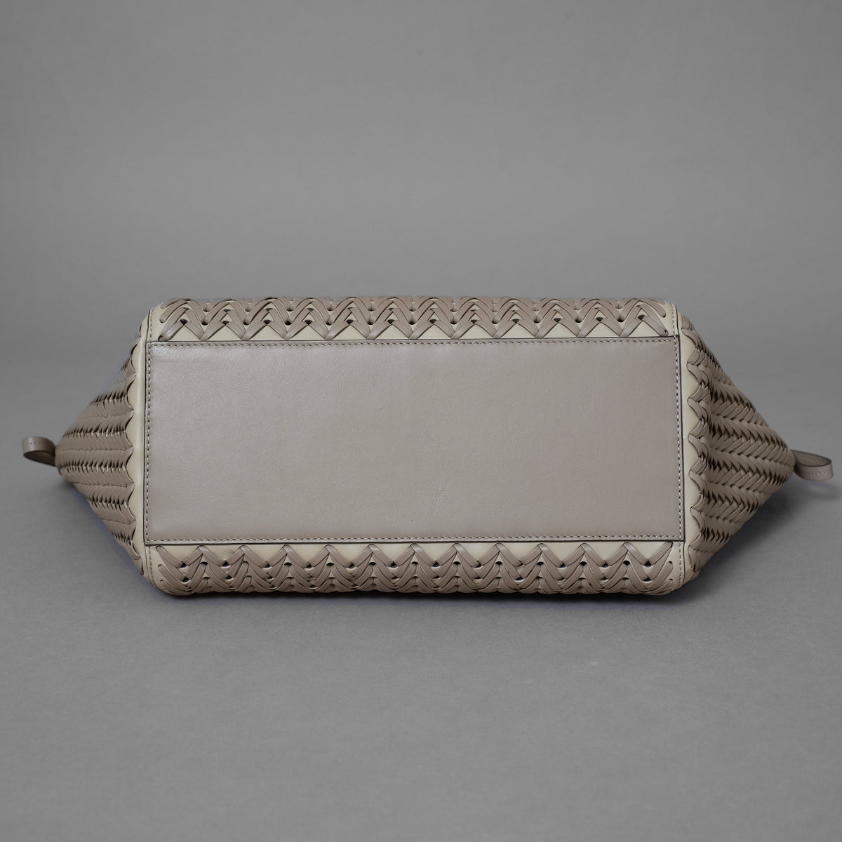 FENDI フェンディ / 美品 23AW オリガミ ラージ インターレース レザー トートバッグ / 8BH415 APZB F1MJR / SAND レディース 352178-izm