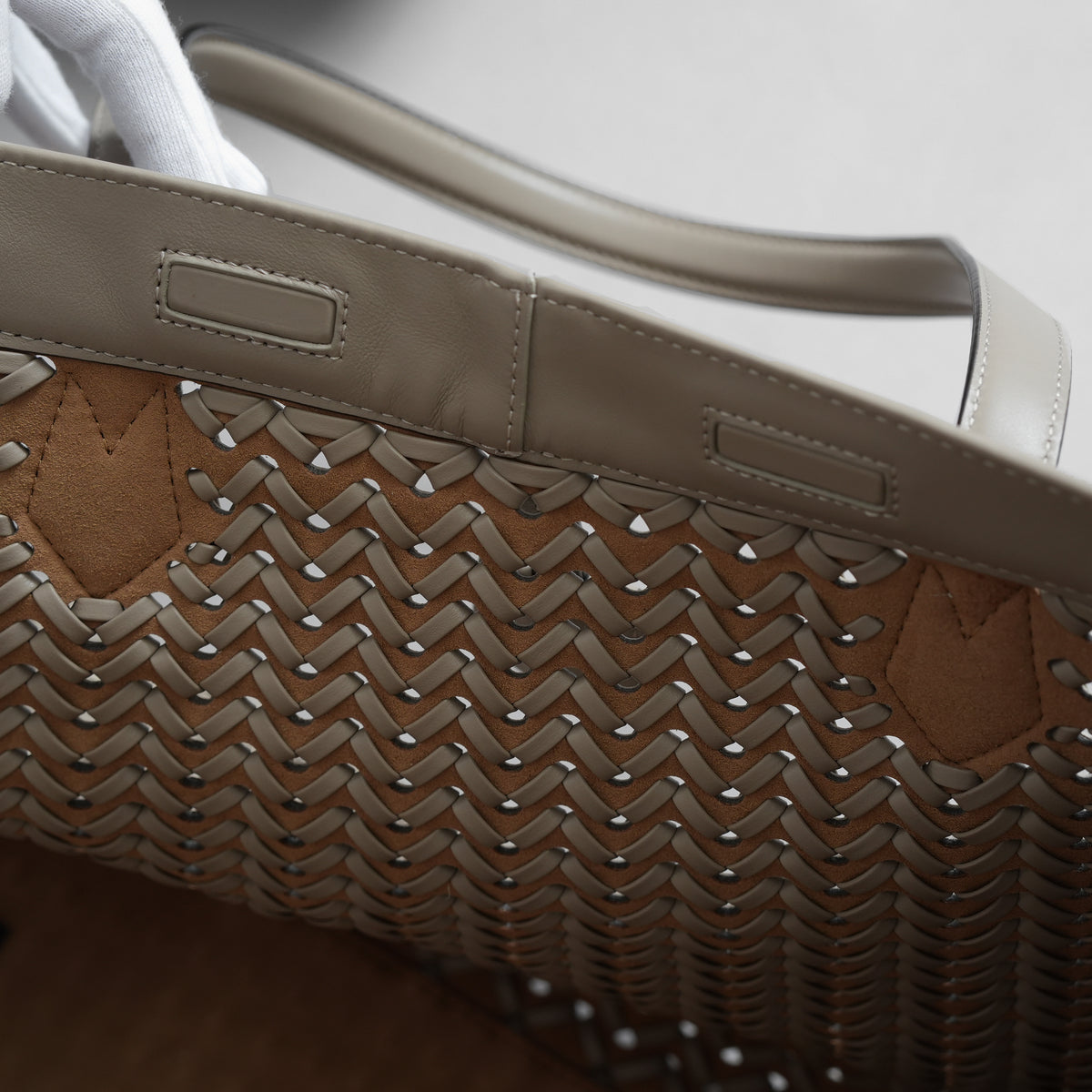 FENDI フェンディ / 美品 23AW オリガミ ラージ インターレース レザー トートバッグ / 8BH415 APZB F1MJR / SAND レディース 352178-izm