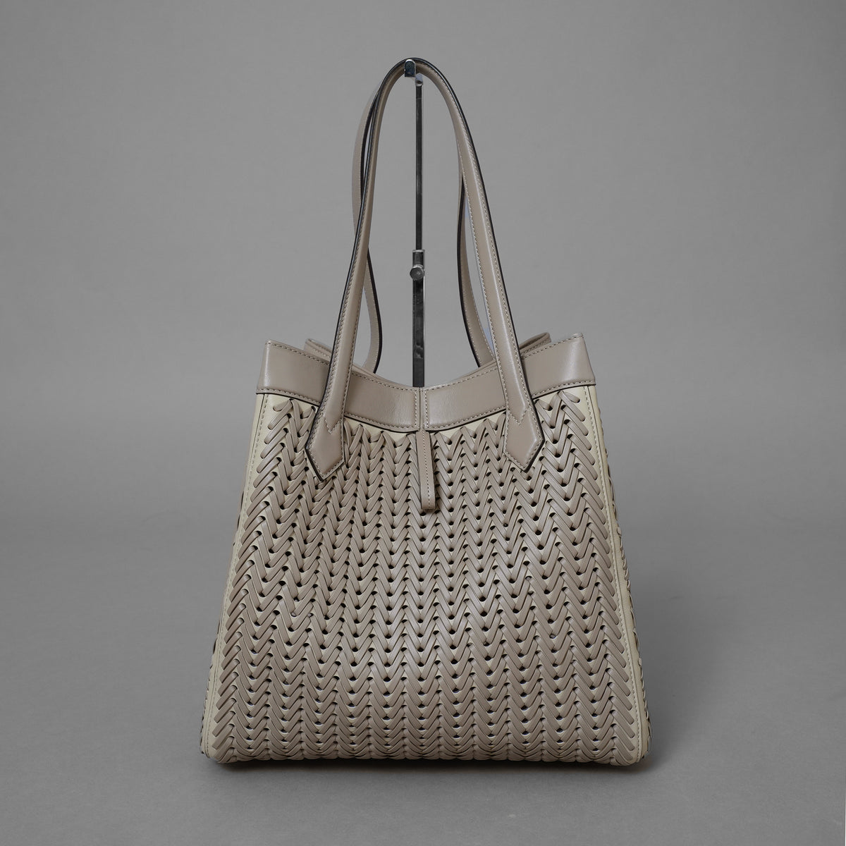 FENDI フェンディ / 美品 23AW オリガミ ラージ インターレース レザー トートバッグ / 8BH415 APZB F1MJR / SAND レディース 352178-izm
