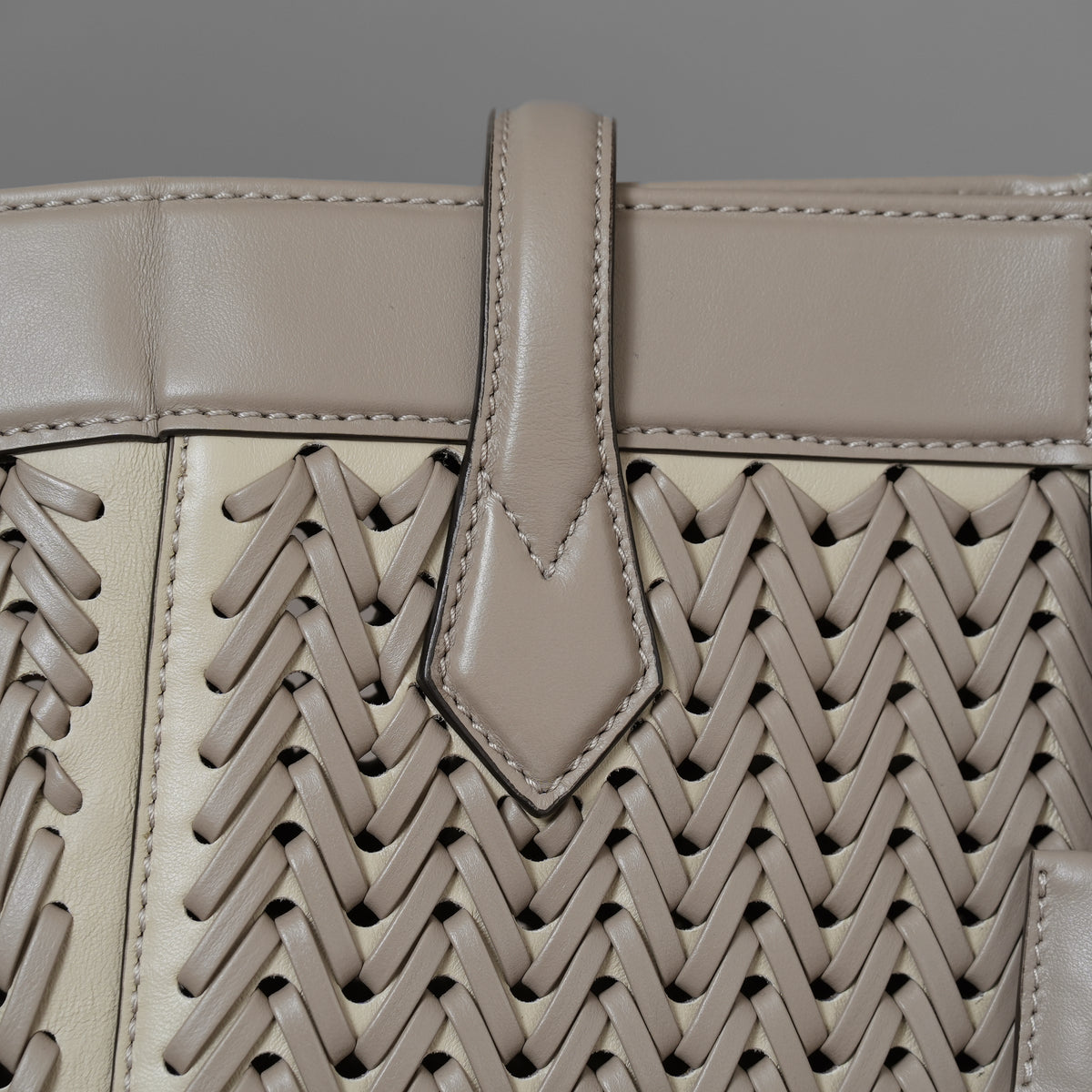 FENDI フェンディ / 美品 23AW オリガミ ラージ インターレース レザー トートバッグ / 8BH415 APZB F1MJR / SAND レディース 352178-izm