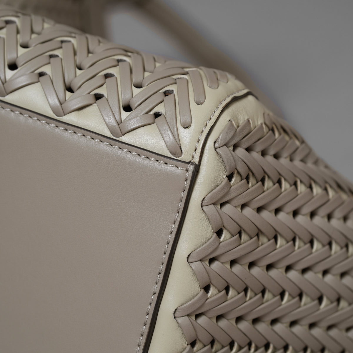 FENDI フェンディ / 美品 23AW オリガミ ラージ インターレース レザー トートバッグ / 8BH415 APZB F1MJR / SAND レディース 352178-izm