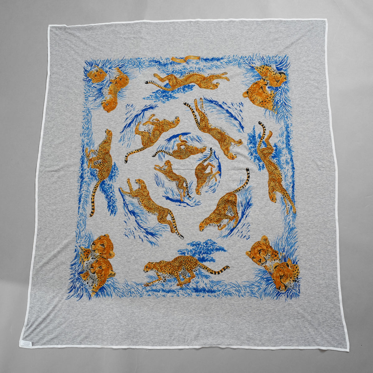 HERMES エルメス / 美品 カレ Tシャツ  Guepards（ゲパール / チーター） コットンジャージー製 大判スカーフ アクセサリー / LIGHT GRAY レディース 352179-izm
