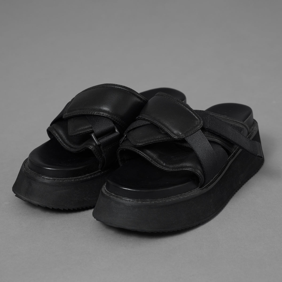 JULIUS ユリウス / 24AW Coated Goat Suede Velcro Sandal コーテッド ゴート スエード ベルクロ  レザーサンダル シューズ / 867FWM1-L / size 1 (BLACK)  352181-in-ue