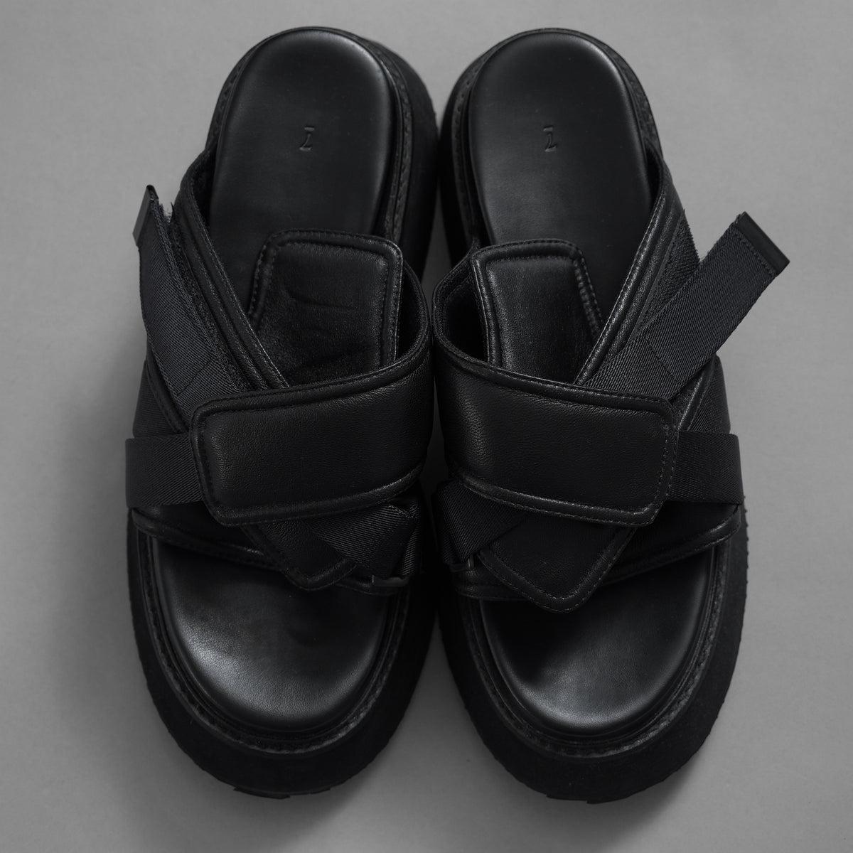 JULIUS ユリウス / 24AW Coated Goat Suede Velcro Sandal コーテッド ゴート スエード ベルクロ  レザーサンダル シューズ / 867FWM1-L / size 1 (BLACK)  352181-in-ue