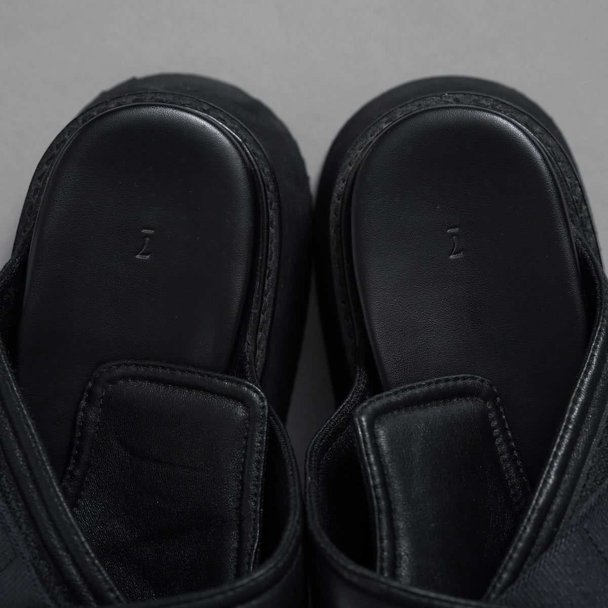 JULIUS ユリウス / 24AW Coated Goat Suede Velcro Sandal コーテッド ゴート スエード ベルクロ  レザーサンダル シューズ / 867FWM1-L / size 1 (BLACK)  352181-in-ue