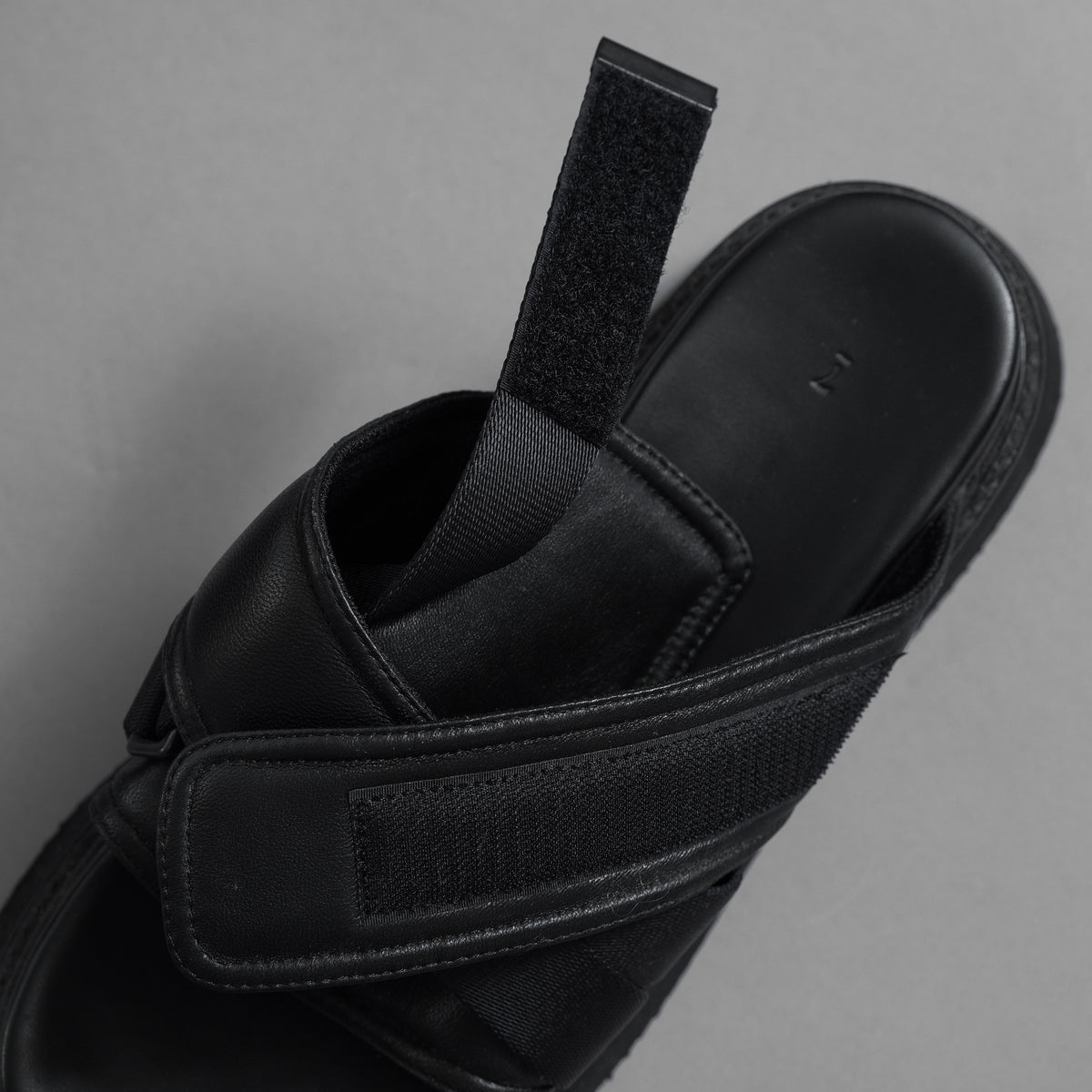 JULIUS ユリウス / 24AW Coated Goat Suede Velcro Sandal コーテッド ゴート スエード ベルクロ  レザーサンダル シューズ / 867FWM1-L / size 1 (BLACK)  352181-in-ue