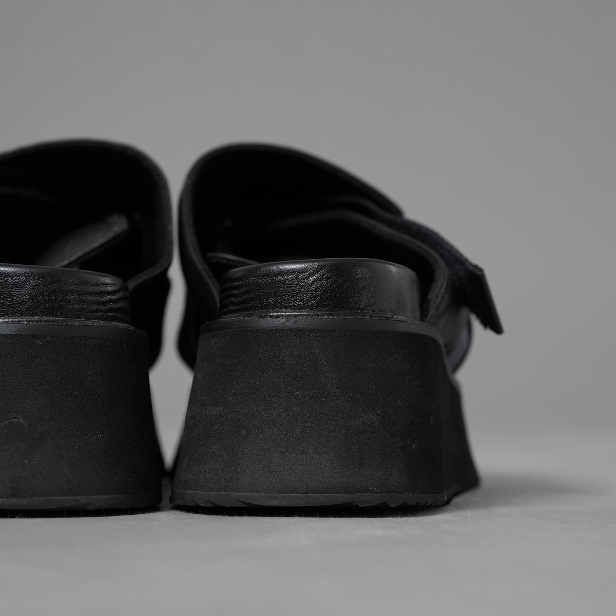 JULIUS ユリウス / 24AW Coated Goat Suede Velcro Sandal コーテッド ゴート スエード ベルクロ  レザーサンダル シューズ / 867FWM1-L / size 1 (BLACK)  352181-in-ue