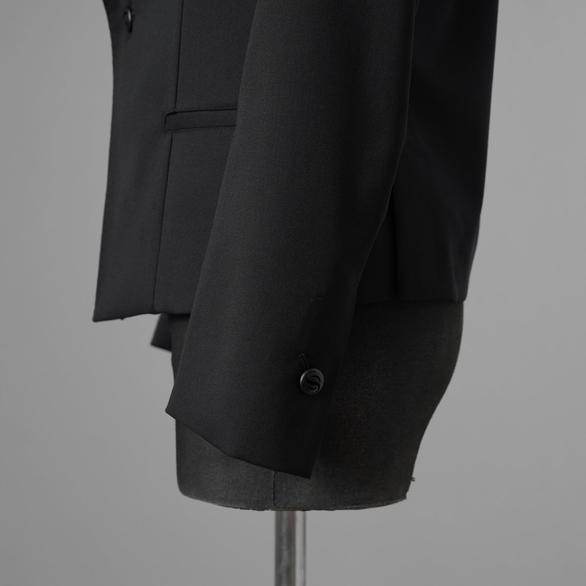 新品 THE ONENESS ザ ワンネス / 22AW【SGZ COSTUME LINE】Short Peacked Jacket ショートジャケット ピークド ジャケット / OE-SGZ-HJ07-100 / size 1 (BLACK) 123069-alm