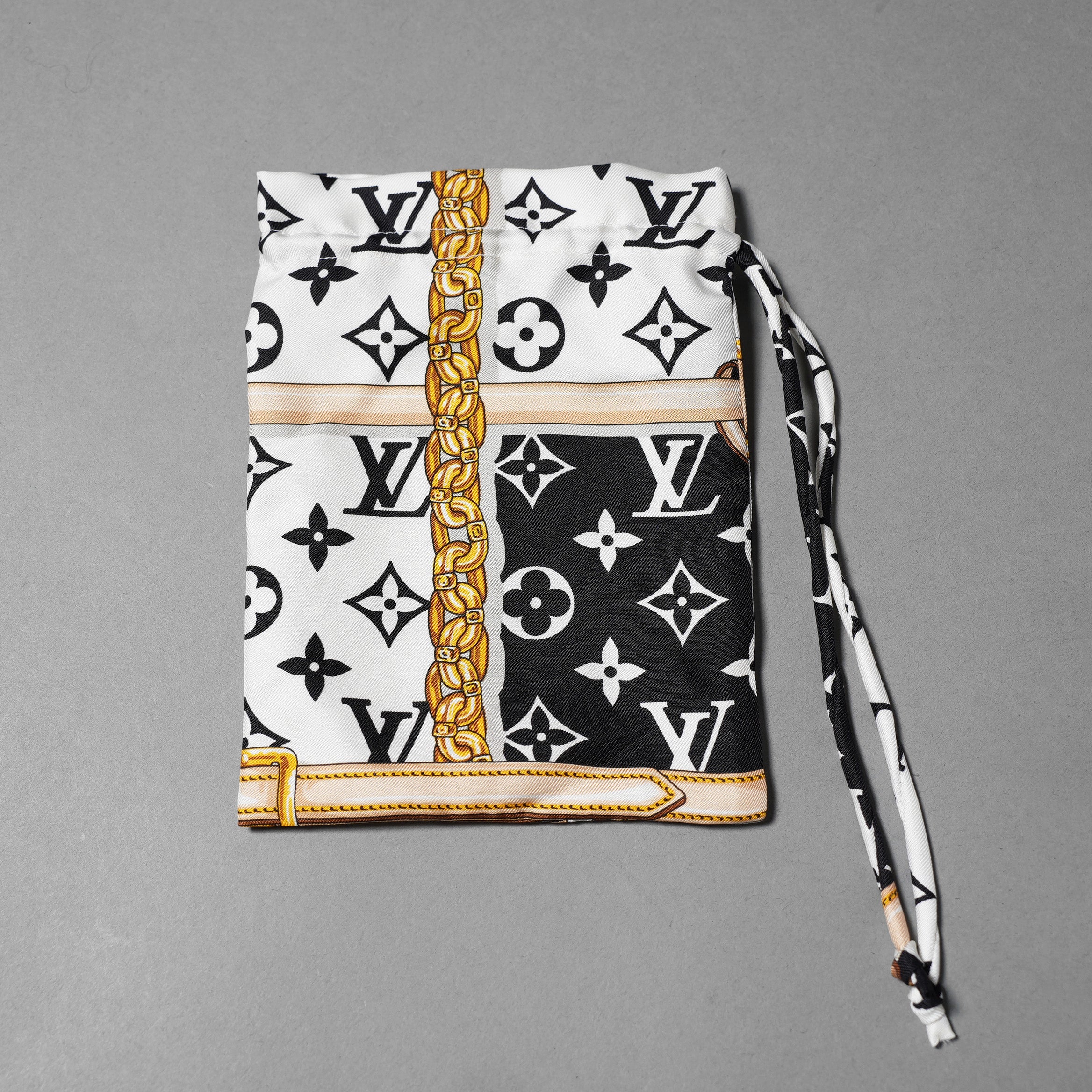 LOUIS VUITTON ルイヴィトン / 美品 LV ロゴ マイユマスク / M76748