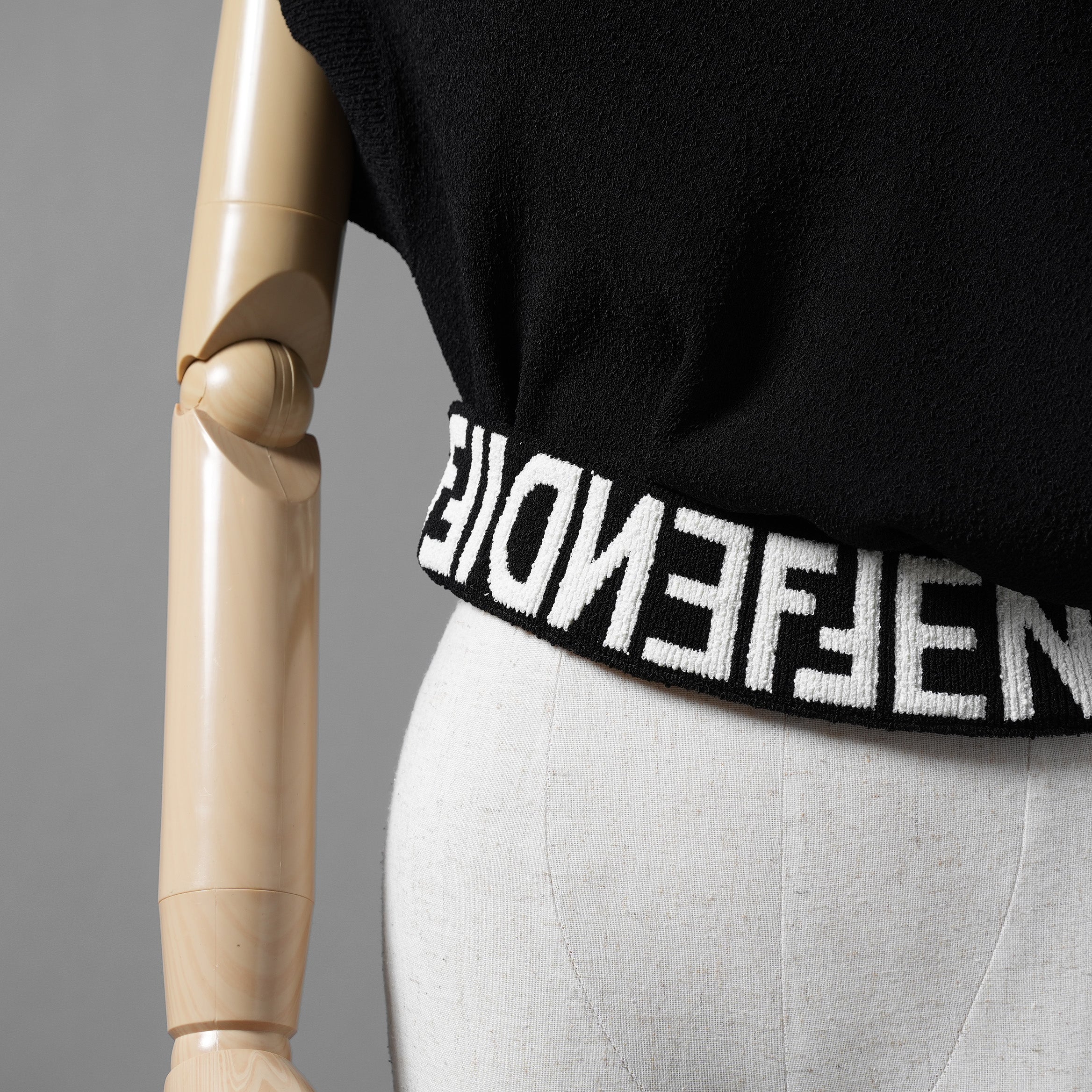 FENDI フェンディ / 25SS 美品 アシンメトリー ドレープセーター / サマーニット / キャップスリーブ / FZXB23 ARVB / size 40 (BLACK) レディース