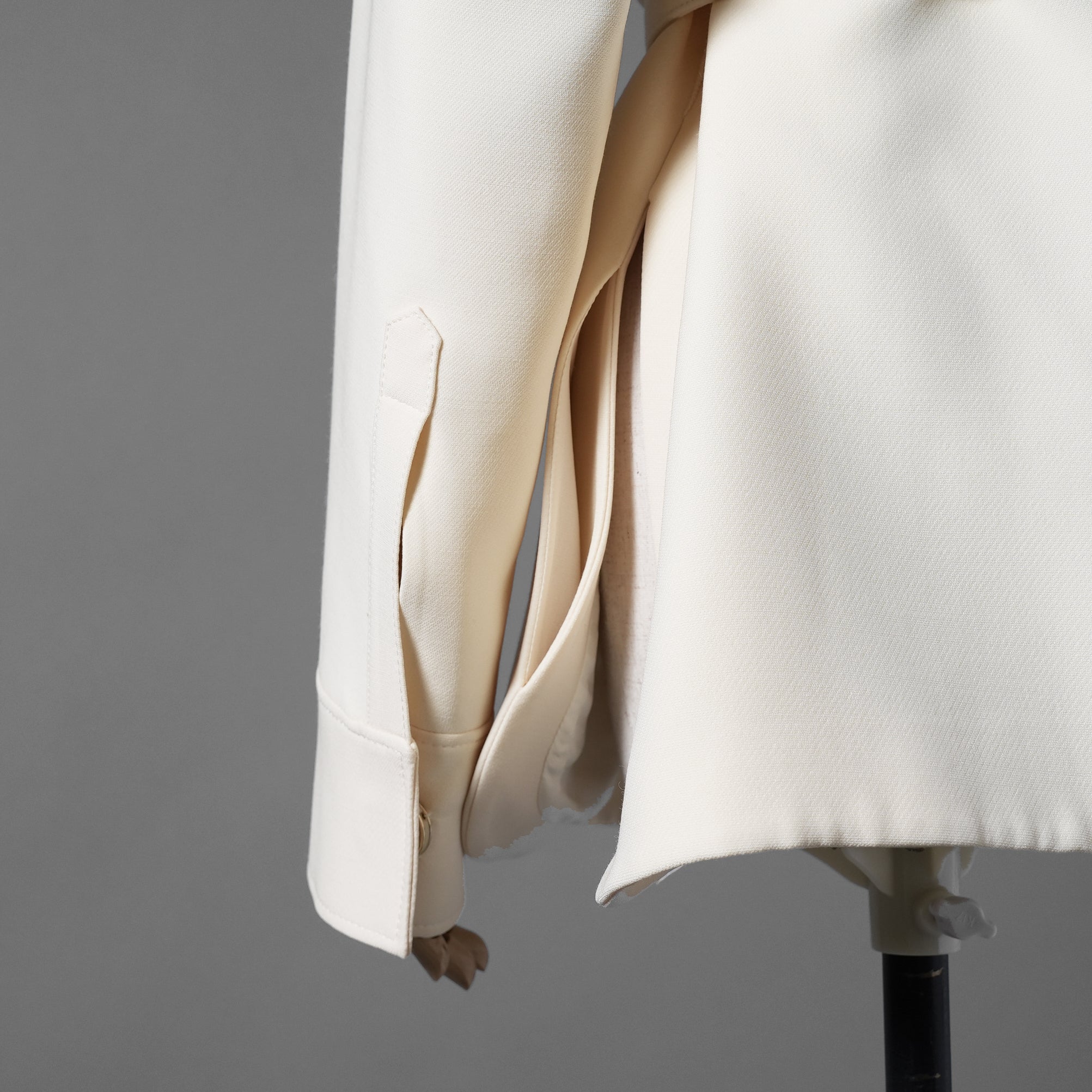 FENDI フェンディ / 24AW 美品 ウールシルク ベルト付 シャツ ジャケット / FJ7262 AC4G / size 38 (IVORY) レディース