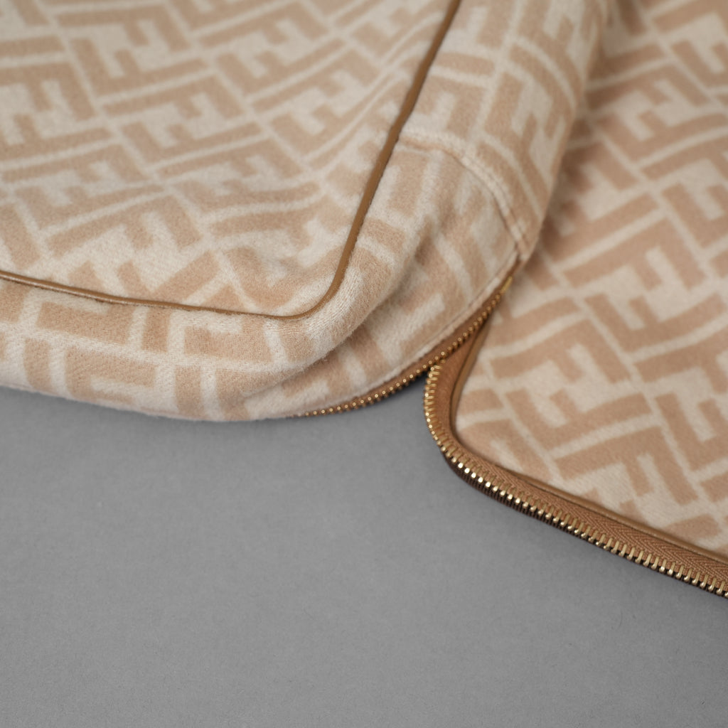 FENDI フェンディ / 美品 ズッカ柄 ポーチ トラベルポーチ バッグ / 8N0177 AHJN 2194927 / BEIGE 352193-izm
