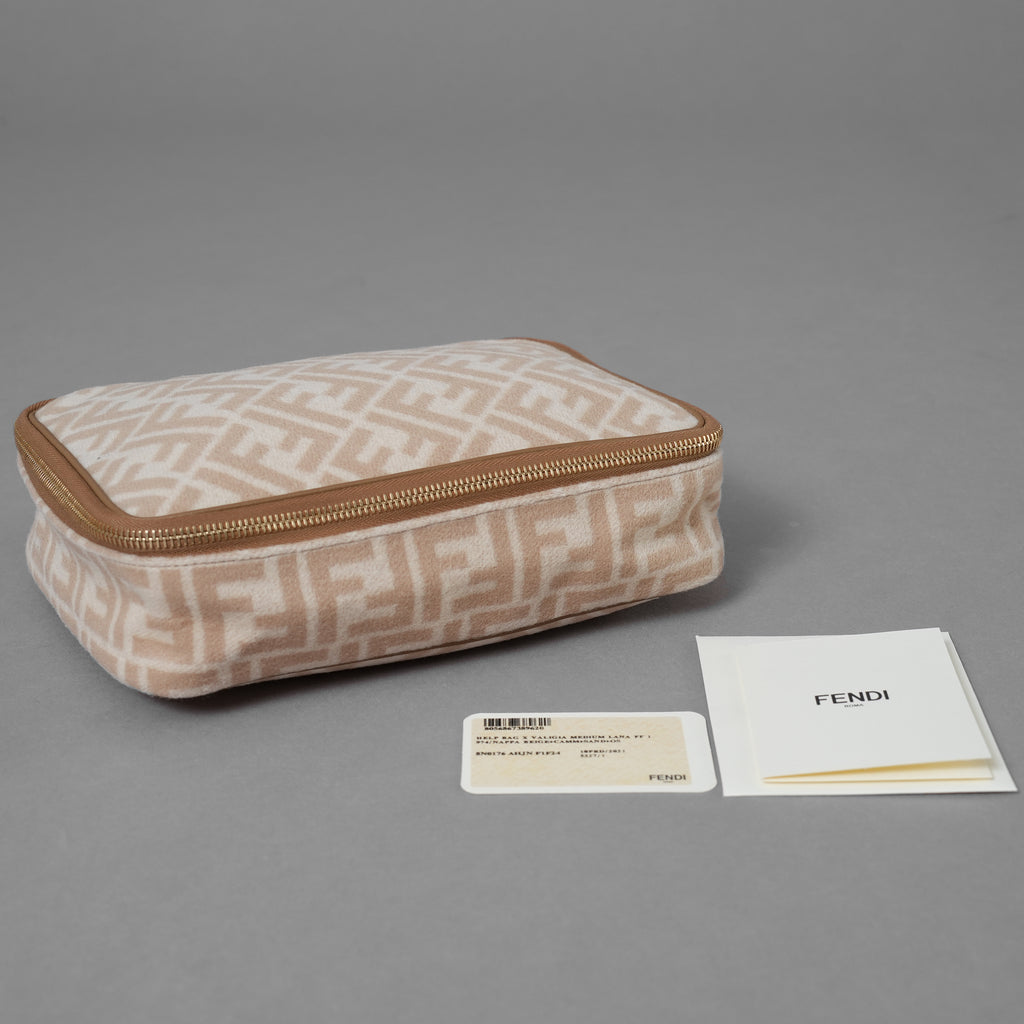 FENDI フェンディ / 美品 ズッガ柄 ポーチ トラベルポーチ バッグ / 8N0176 AHJN 2194927 / BEIGE 352192-izm