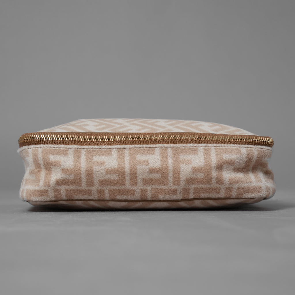 FENDI フェンディ / 美品 ズッガ柄 ポーチ トラベルポーチ バッグ / 8N0176 AHJN 2194927 / BEIGE 352192-izm