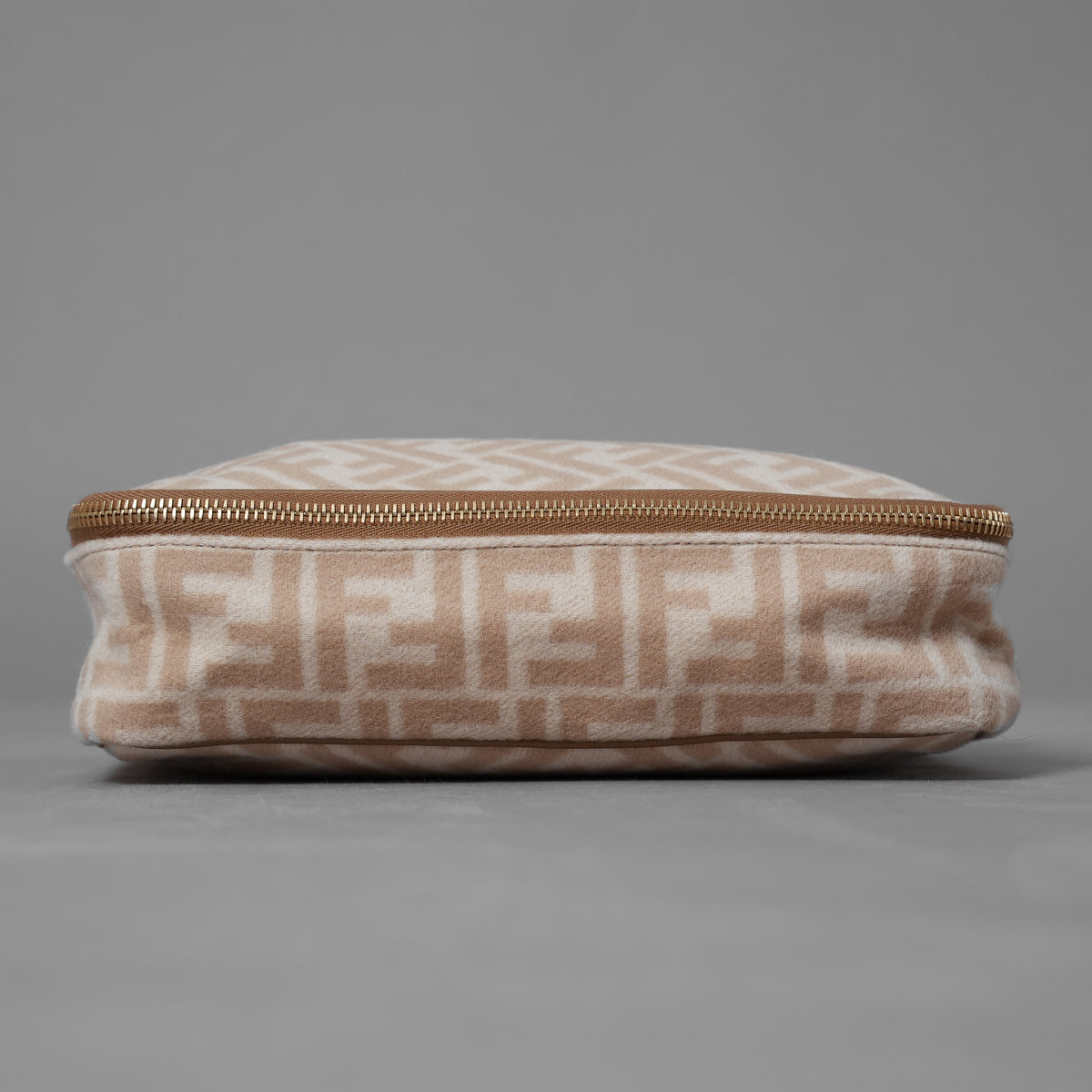 FENDI フェンディ / 美品 ズッガ柄 ポーチ トラベルポーチ バッグ / 8N0176 AHJN 2194927 / BEIGE 352192-izm