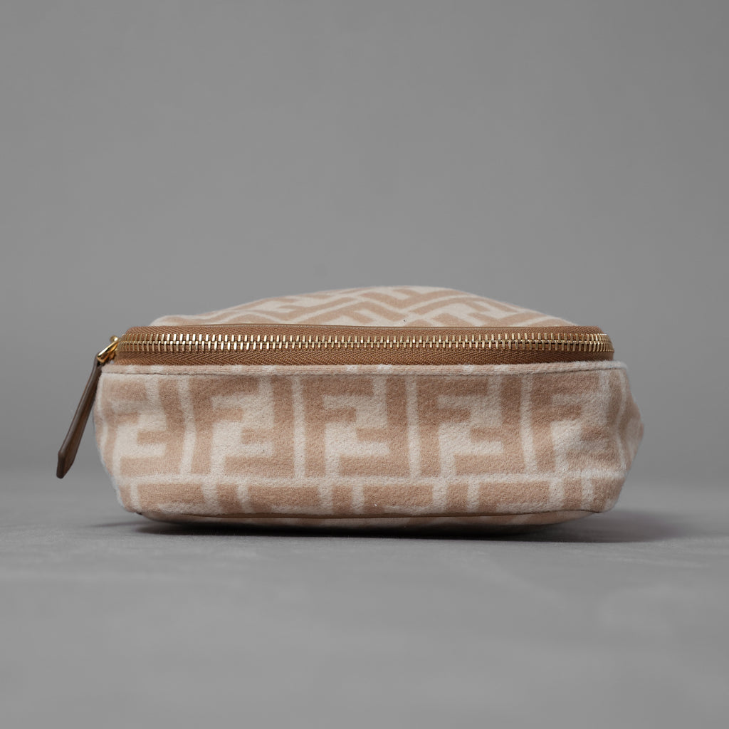 FENDI フェンディ / 美品 ズッガ柄 ポーチ トラベルポーチ バッグ / 8N0176 AHJN 2194927 / BEIGE 352192-izm
