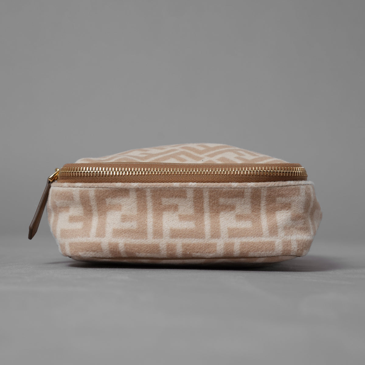 FENDI フェンディ / 美品 ズッガ柄 ポーチ トラベルポーチ バッグ / 8N0176 AHJN 2194927 / BEIGE 352192-izm