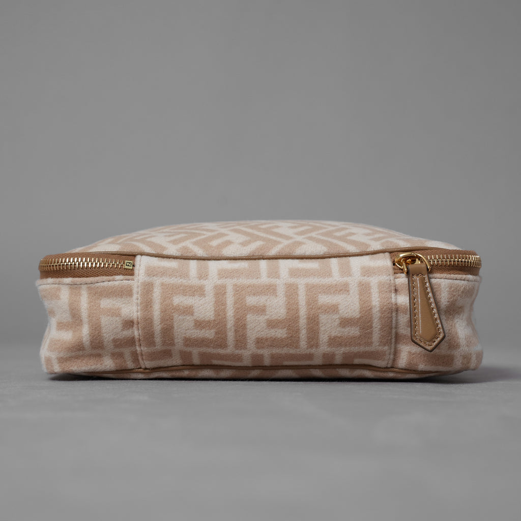 FENDI フェンディ / 美品 ズッガ柄 ポーチ トラベルポーチ バッグ / 8N0176 AHJN 2194927 / BEIGE 352192-izm