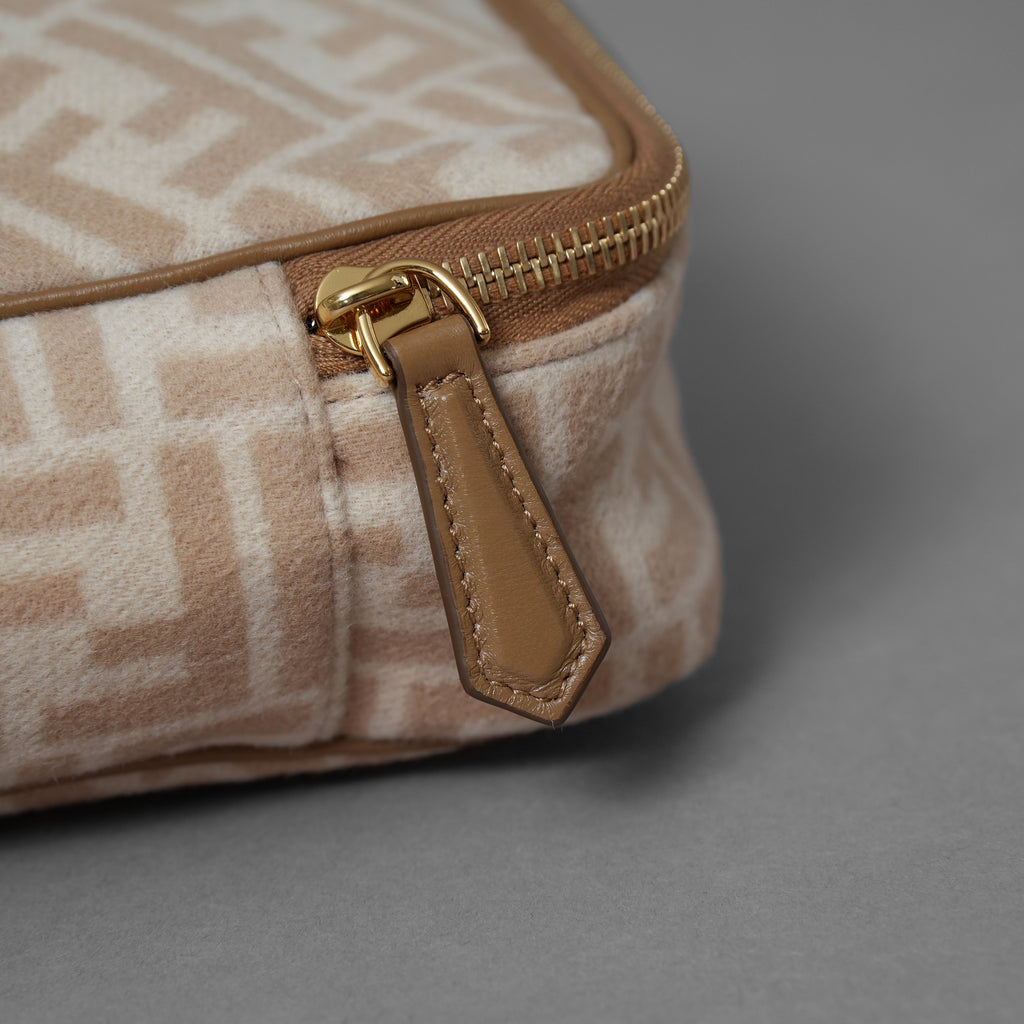 FENDI フェンディ / 美品 ズッガ柄 ポーチ トラベルポーチ バッグ / 8N0176 AHJN 2194927 / BEIGE 352192-izm