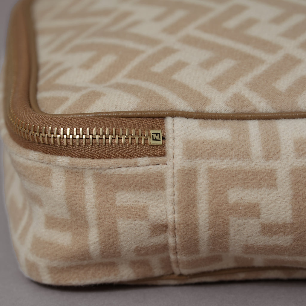 FENDI フェンディ / 美品 ズッガ柄 ポーチ トラベルポーチ バッグ / 8N0176 AHJN 2194927 / BEIGE 352192-izm
