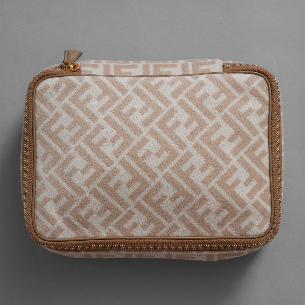 FENDI フェンディ / 美品 ズッガ柄 ポーチ トラベルポーチ バッグ / 8N0176 AHJN 2194927 / BEIGE 352192-izm
