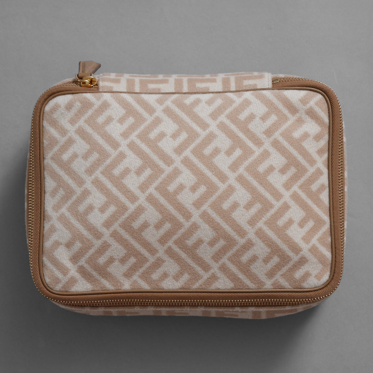 FENDI フェンディ / 美品 ズッガ柄 ポーチ トラベルポーチ バッグ / 8N0176 AHJN 2194927 / BEIGE 352192-izm
