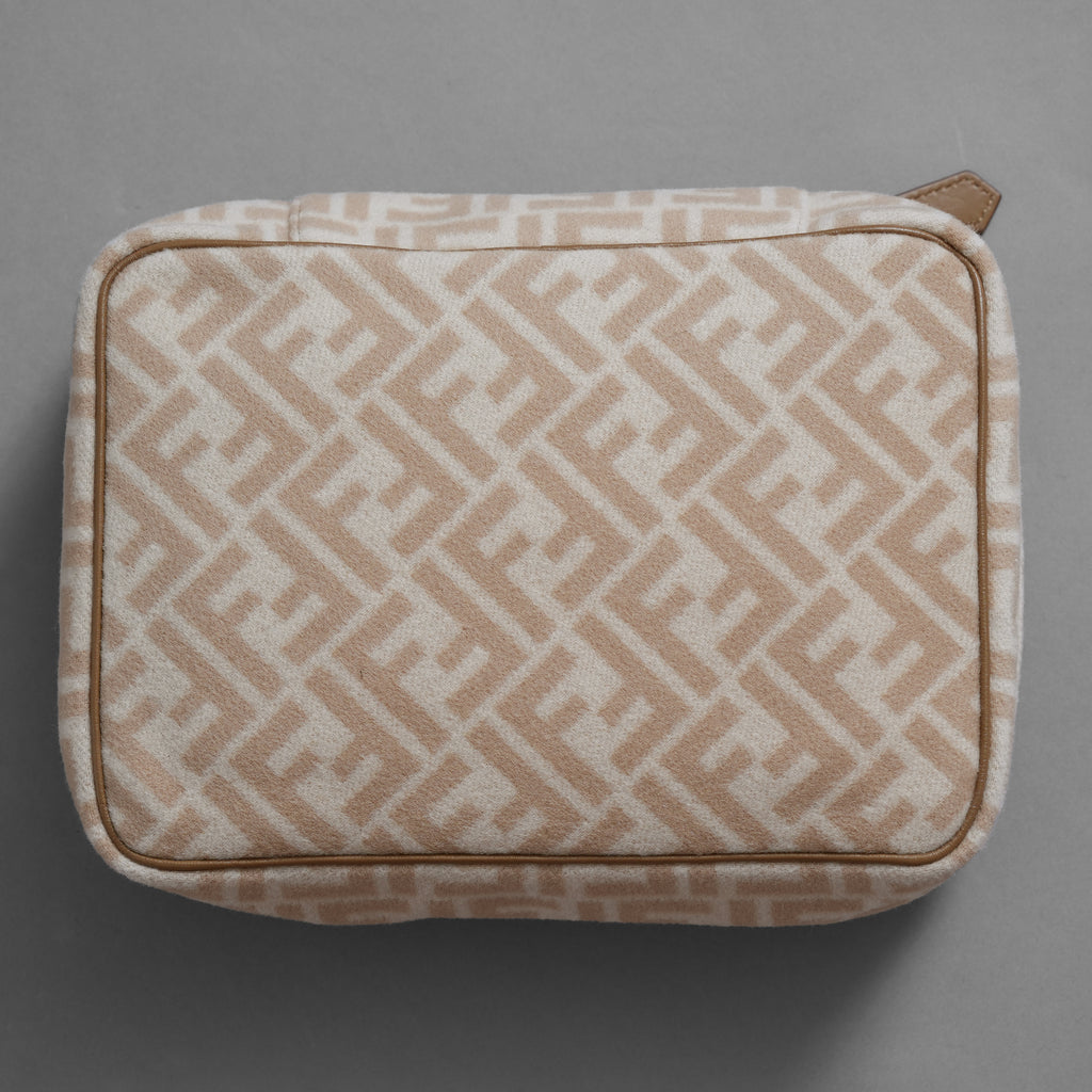 FENDI フェンディ / 美品 ズッガ柄 ポーチ トラベルポーチ バッグ / 8N0176 AHJN 2194927 / BEIGE 352192-izm