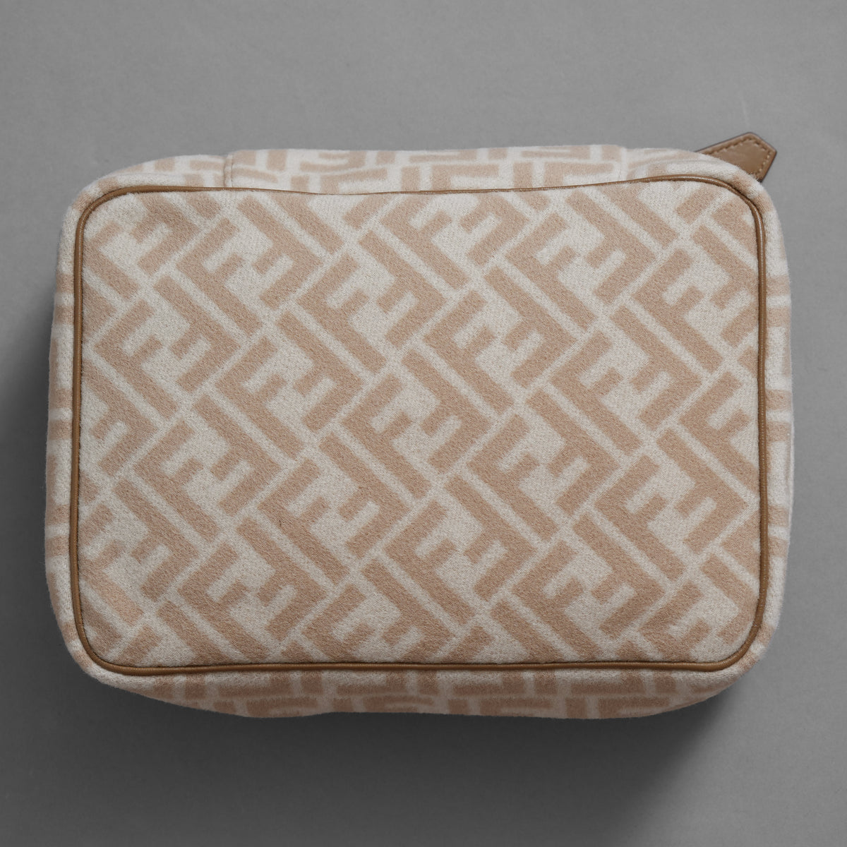 FENDI フェンディ / 美品 ズッガ柄 ポーチ トラベルポーチ バッグ / 8N0176 AHJN 2194927 / BEIGE 352192-izm