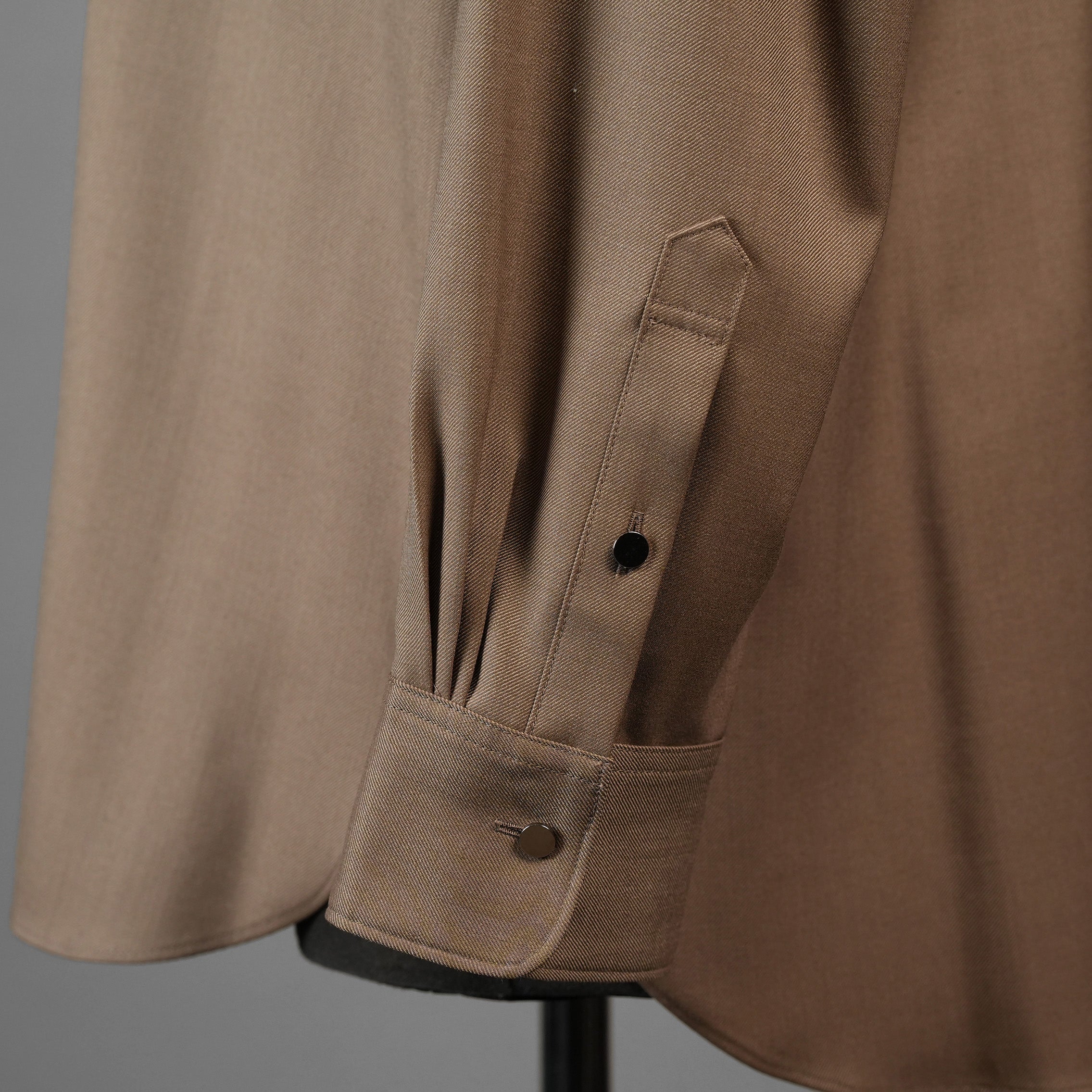 IRENISA イレニサ / 24AW 美品 ORNAMENTAL FLY FRONT SHIRT 長袖シャツ / 1H-24FW-B006-ND8 / size 2 (MOCHA BEIGE)