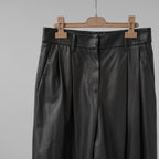 Brunello Cucinelli ブルネロクチネリ / 試着程度美品 20AW ラムスキン タックトラウザーズ テーパード レザー パンツ / M0NCAP7061 / size 38 (BLACK) レディース