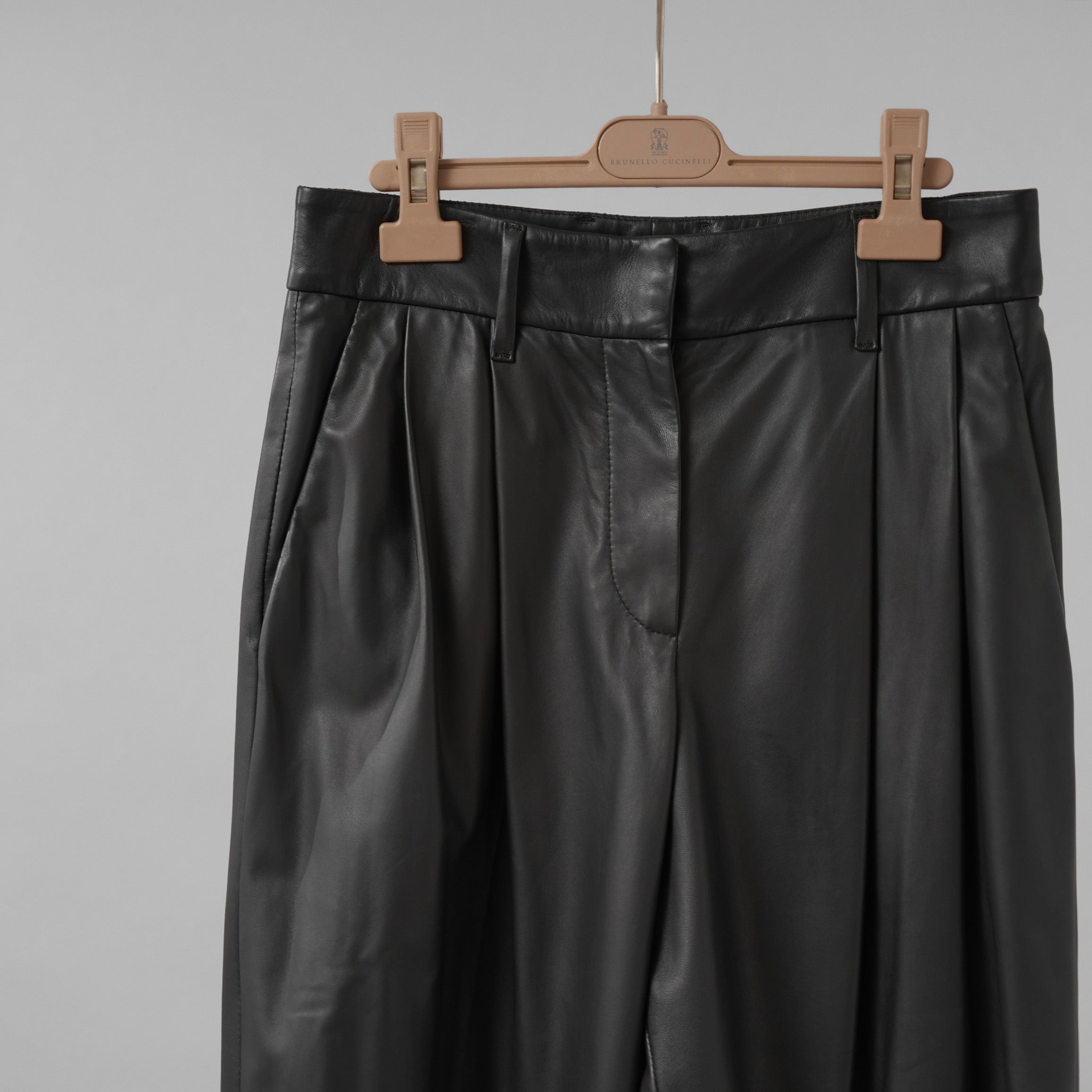 Brunello Cucinelli ブルネロクチネリ / 試着程度美品 20AW ラムスキン タックトラウザーズ テーパード レザー パンツ / M0NCAP7061 / size 38 (BLACK) レディース