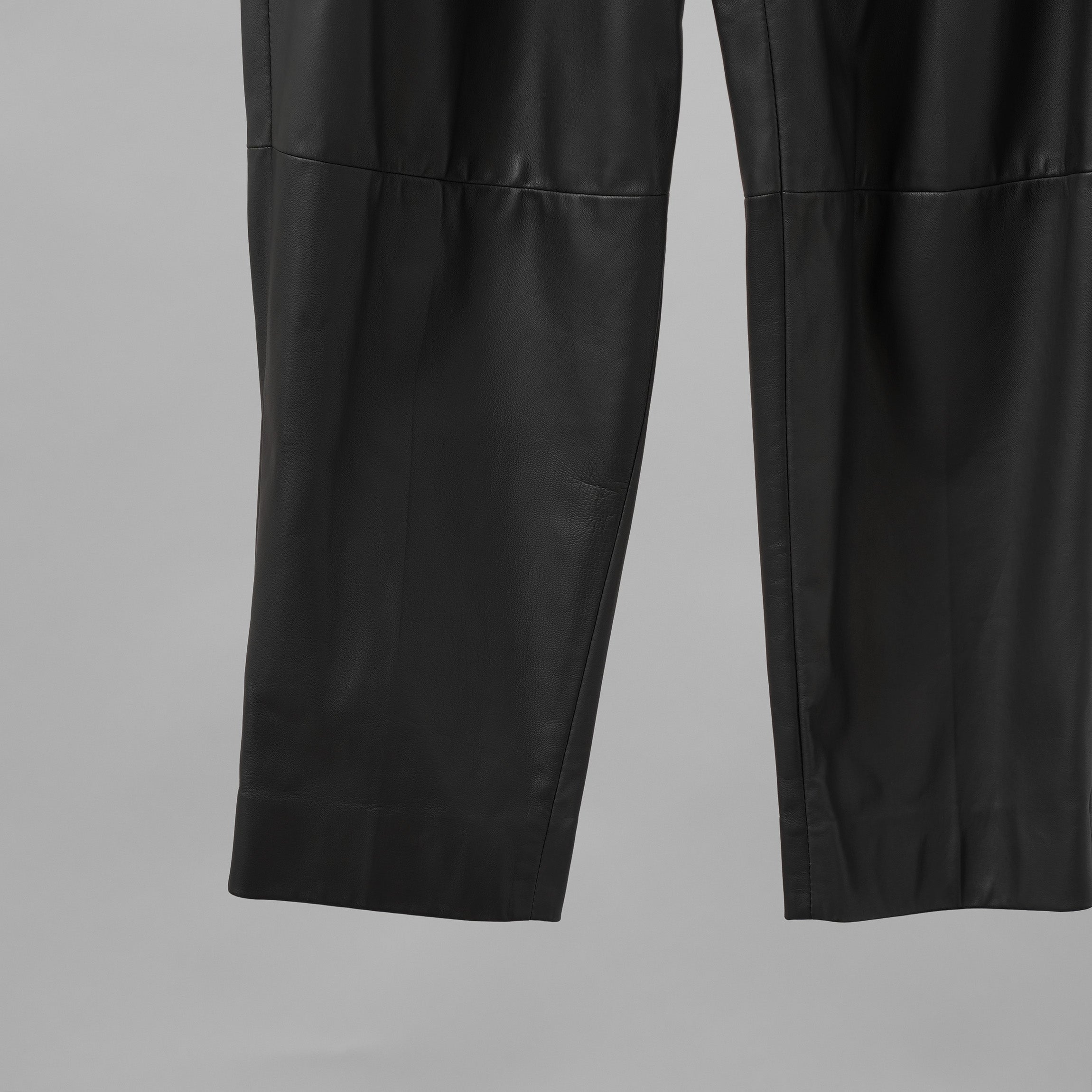 Brunello Cucinelli ブルネロクチネリ / 試着程度美品 20AW ラムスキン タックトラウザーズ テーパード レザー パンツ / M0NCAP7061 / size 38 (BLACK) レディース