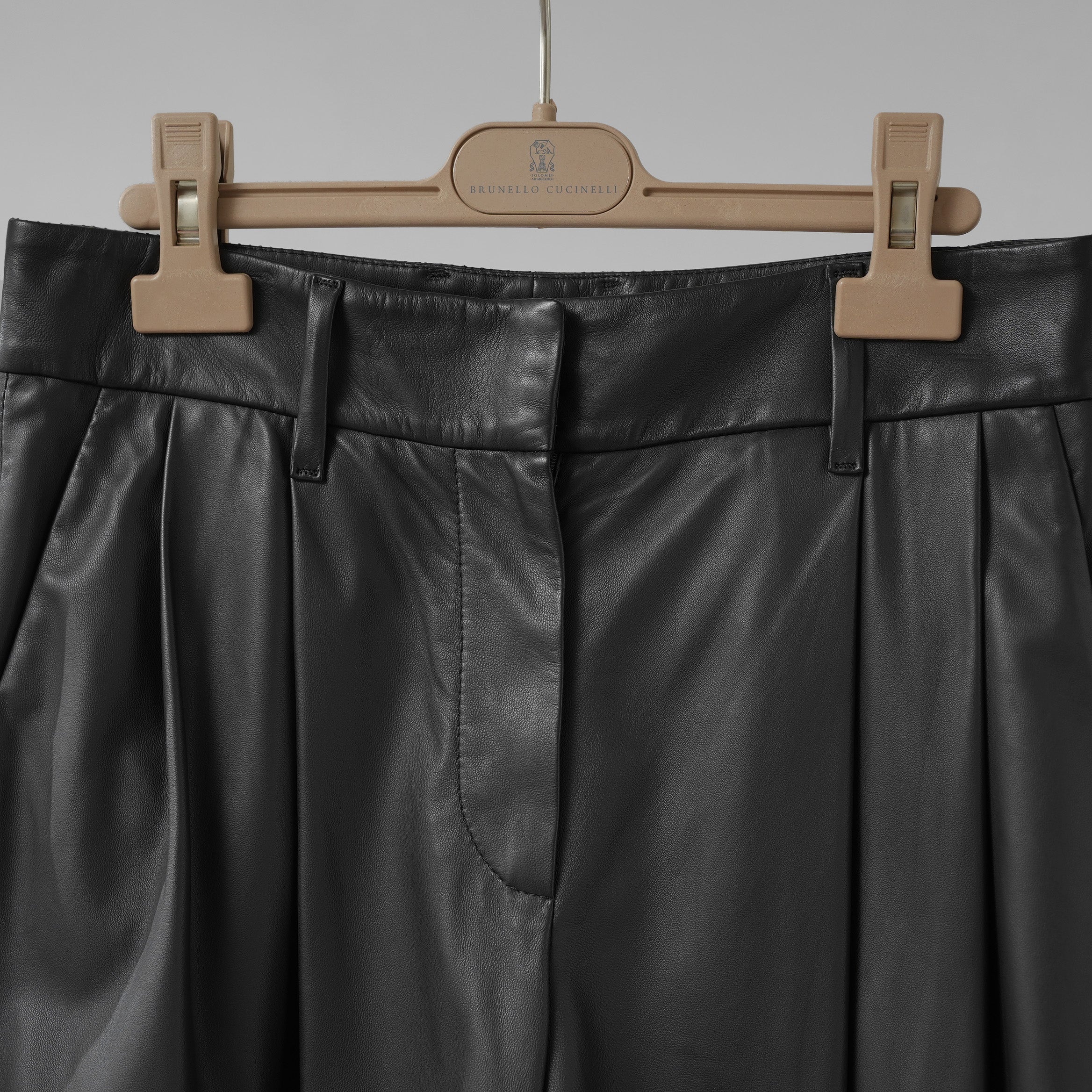 Brunello Cucinelli ブルネロクチネリ / 試着程度美品 20AW ラムスキン タックトラウザーズ テーパード レザー パンツ / M0NCAP7061 / size 38 (BLACK) レディース