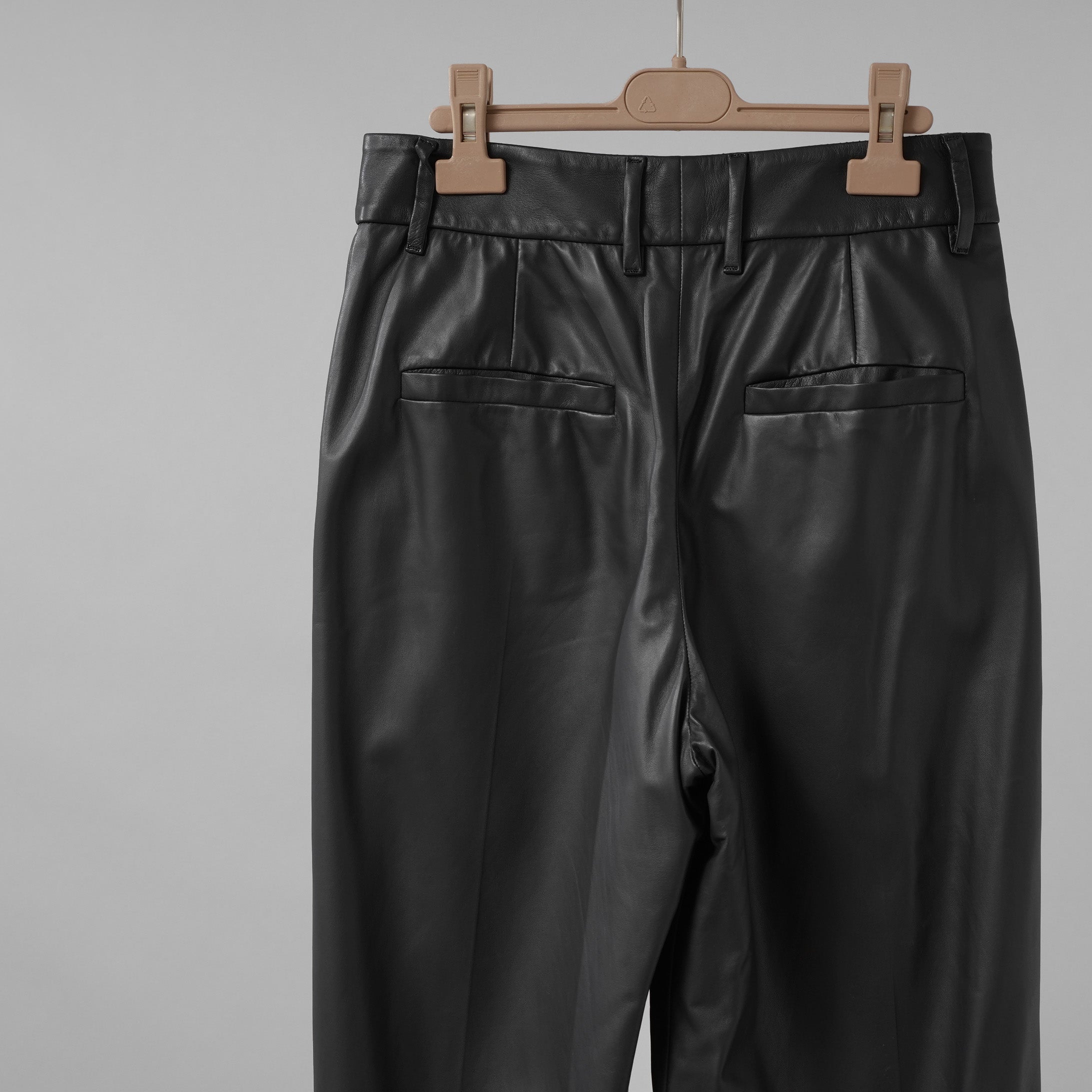 Brunello Cucinelli ブルネロクチネリ / 試着程度美品 20AW ラムスキン タックトラウザーズ テーパード レザー パンツ / M0NCAP7061 / size 38 (BLACK) レディース