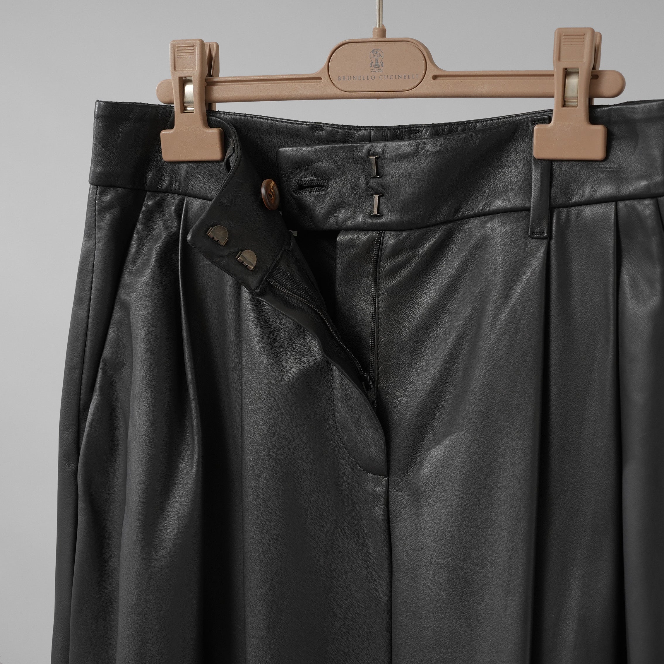 Brunello Cucinelli ブルネロクチネリ / 試着程度美品 20AW ラムスキン タックトラウザーズ テーパード レザー パンツ / M0NCAP7061 / size 38 (BLACK) レディース