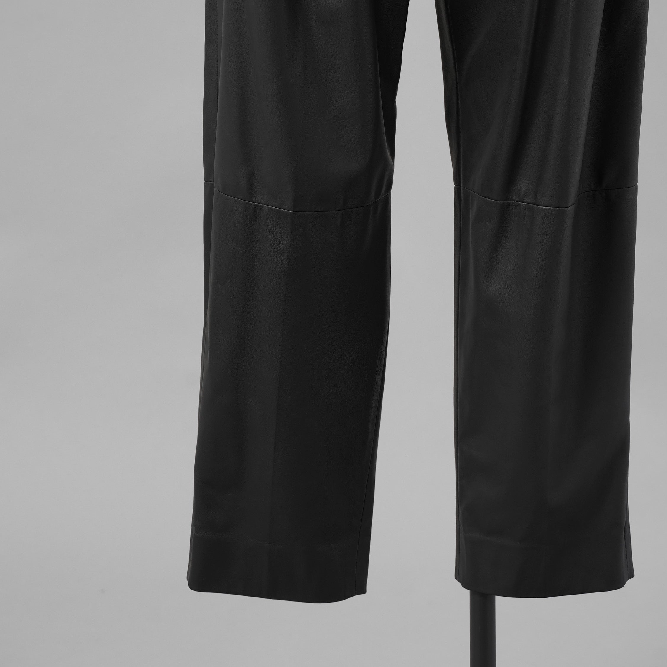 Brunello Cucinelli ブルネロクチネリ / 試着程度美品 20AW ラムスキン タックトラウザーズ テーパード レザー パンツ / M0NCAP7061 / size 38 (BLACK) レディース