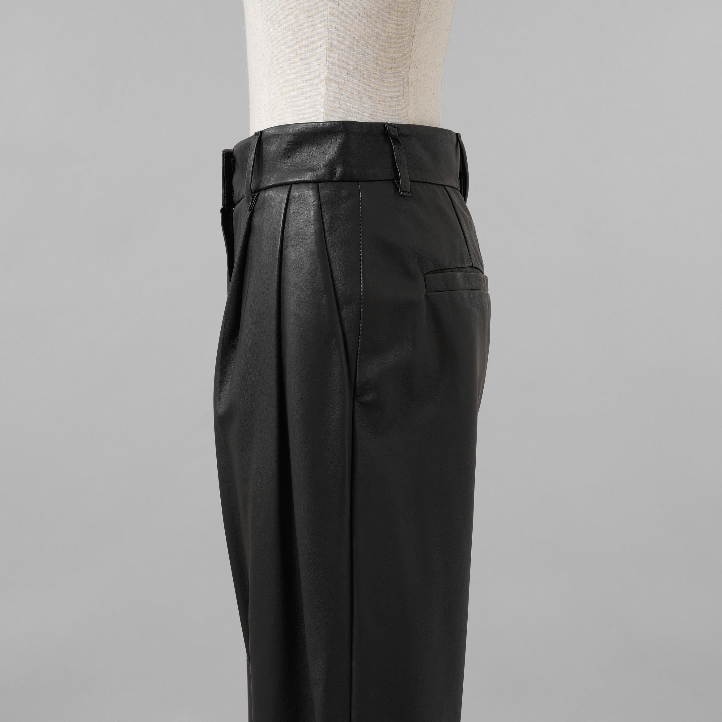 Brunello Cucinelli ブルネロクチネリ / 試着程度美品 20AW ラムスキン タックトラウザーズ テーパード レザー パンツ / M0NCAP7061 / size 38 (BLACK) レディース